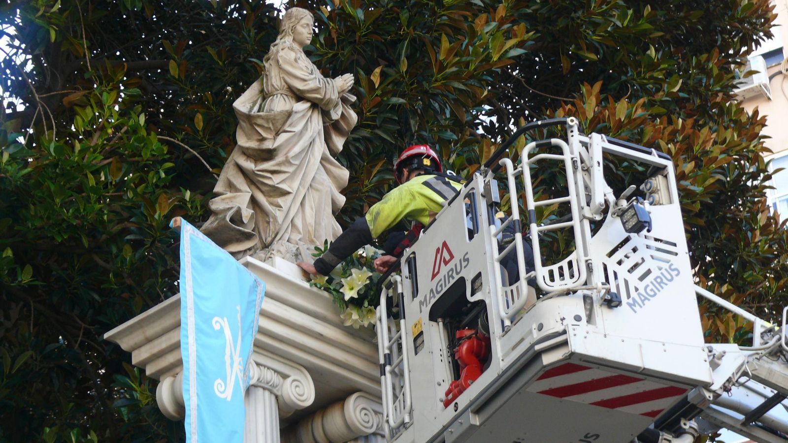 Colocación del centro de azucenas a los pies de la Inmaculada Concepción.