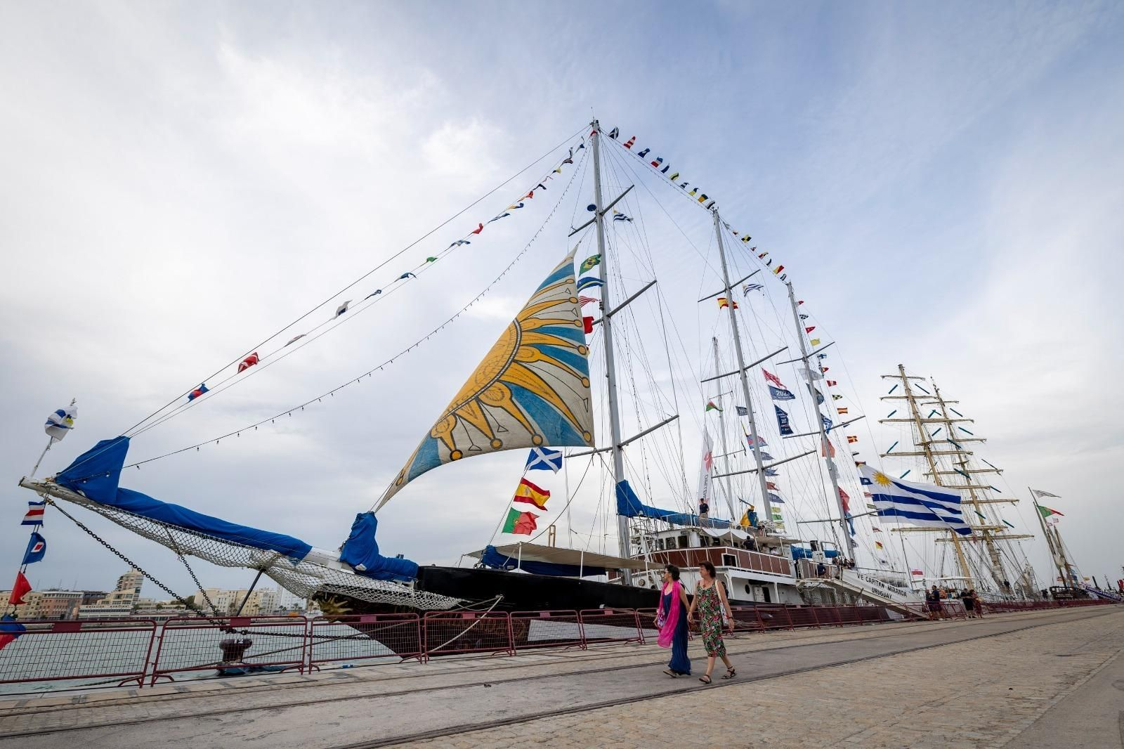 Las imágenes de la llegada del 'Capitán Miranda' a la Gran Regata 2023 de Cádiz
