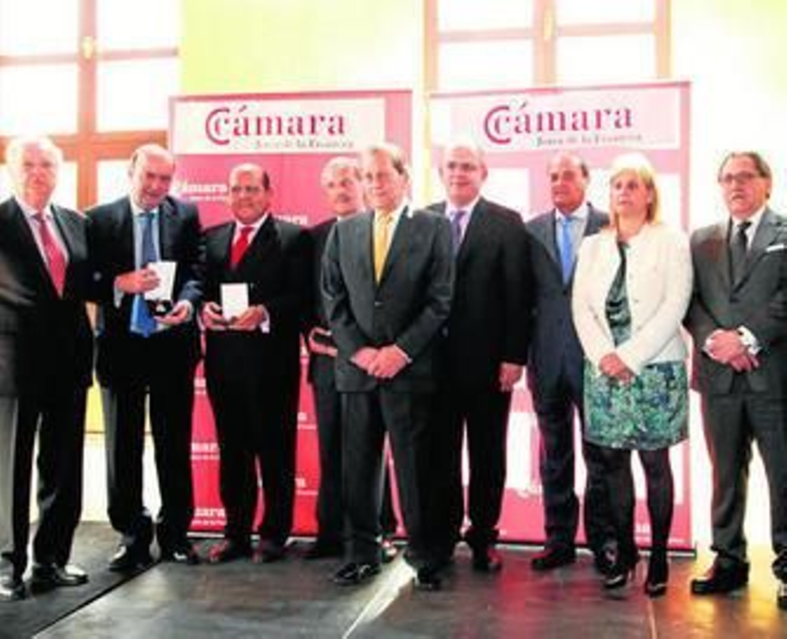Responsables de las Cámaras de Comercio, homenajeados y la alcaldesa, ayer en la entrega de medallas.