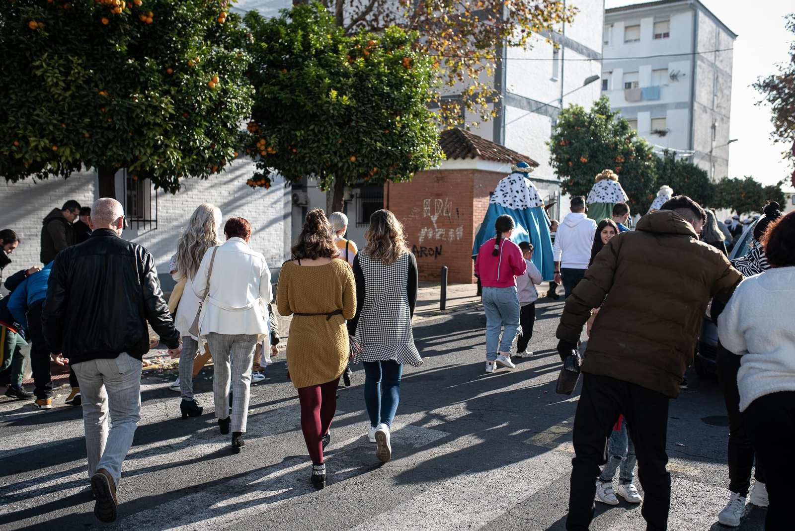 Los Reyes Magos traen la ilusión a los barrios de Huelva, en imágenes