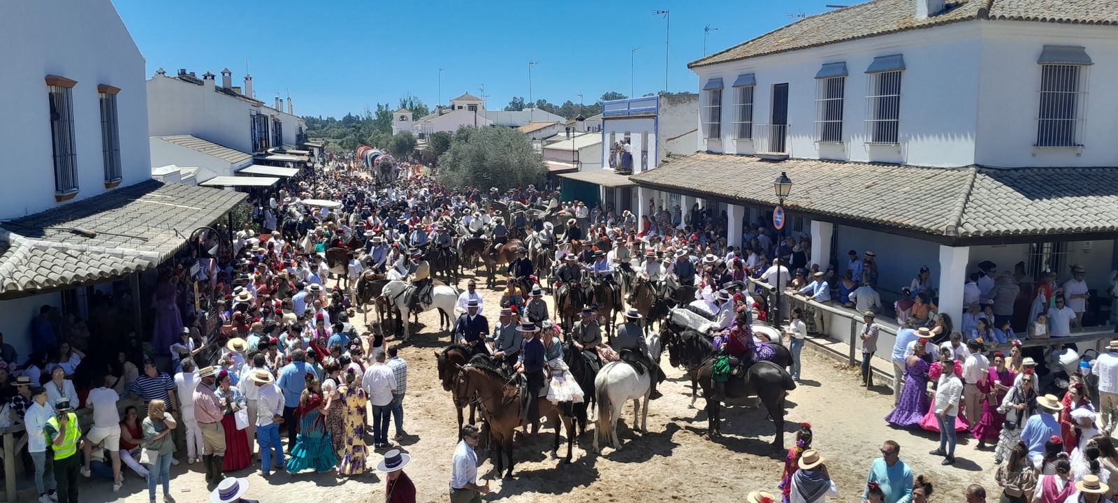 Imágenes de la llegada a la Aldea y presentación de la Hermandad del Rocío de Jerez