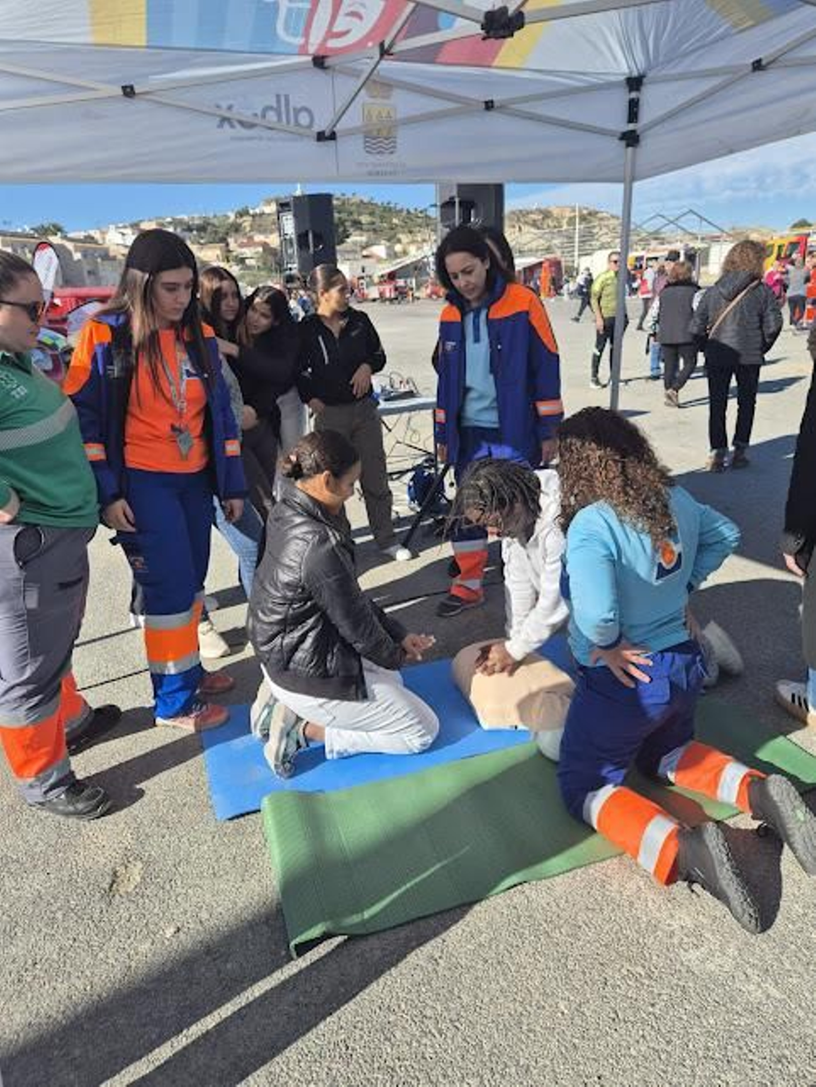 Bomberos, policía y sanitarios enseñan a casi 300 albojenses cómo actuar en emergencias