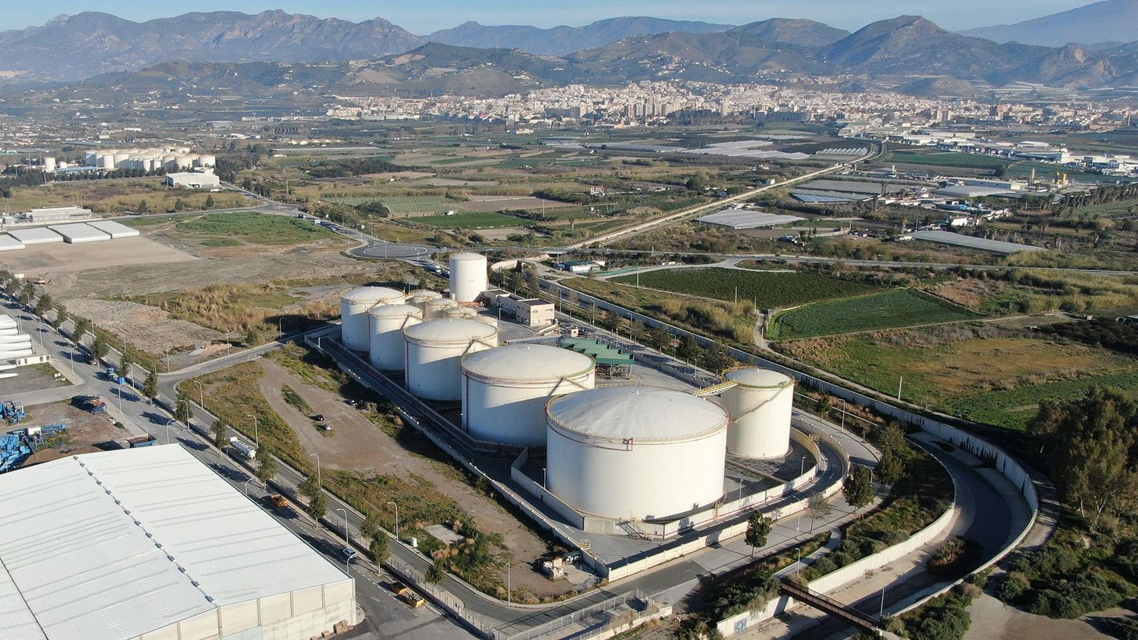 La terminal está ubicada en la Zona de Actividades Logísticas (ZAL) del Puerto.