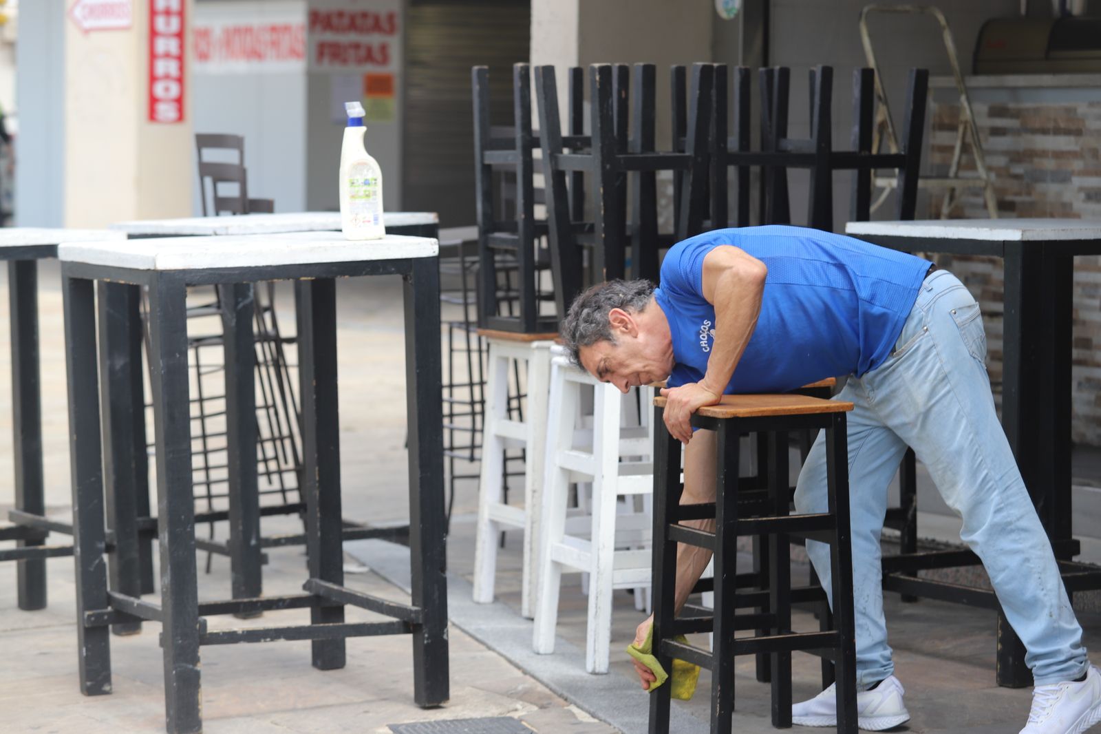 Imágenes de los últimos retoques de terrazas de bares y restaurantes