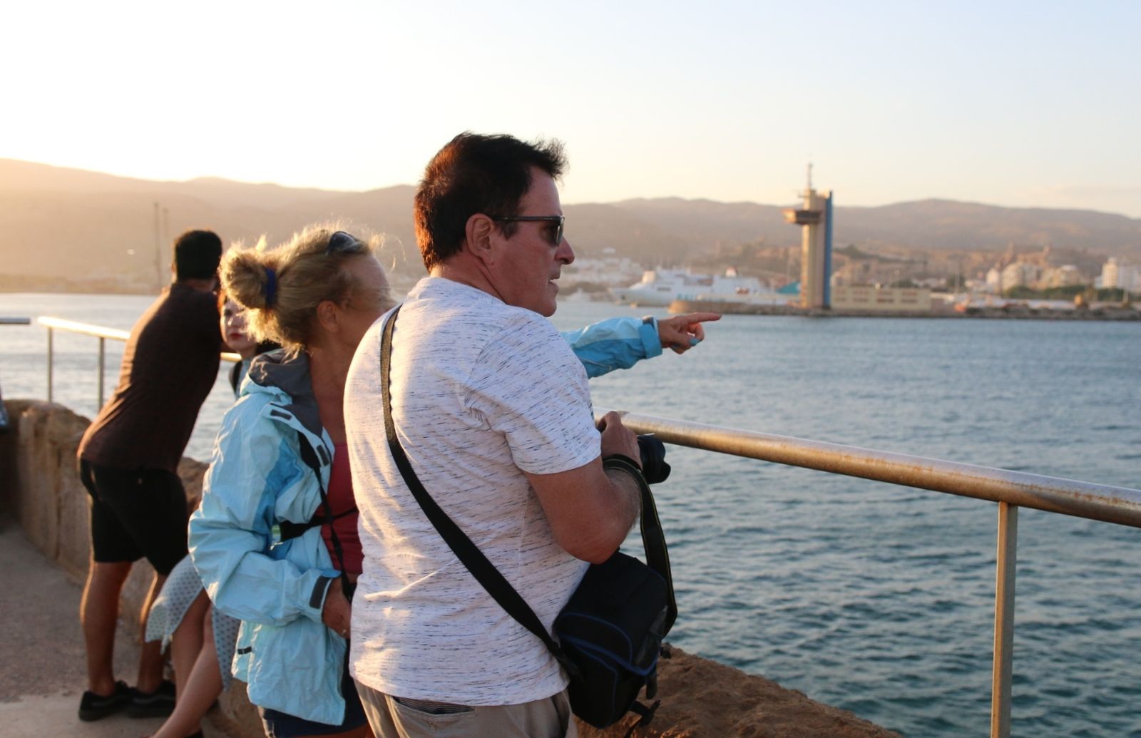 Una pareja comprueba las vistas