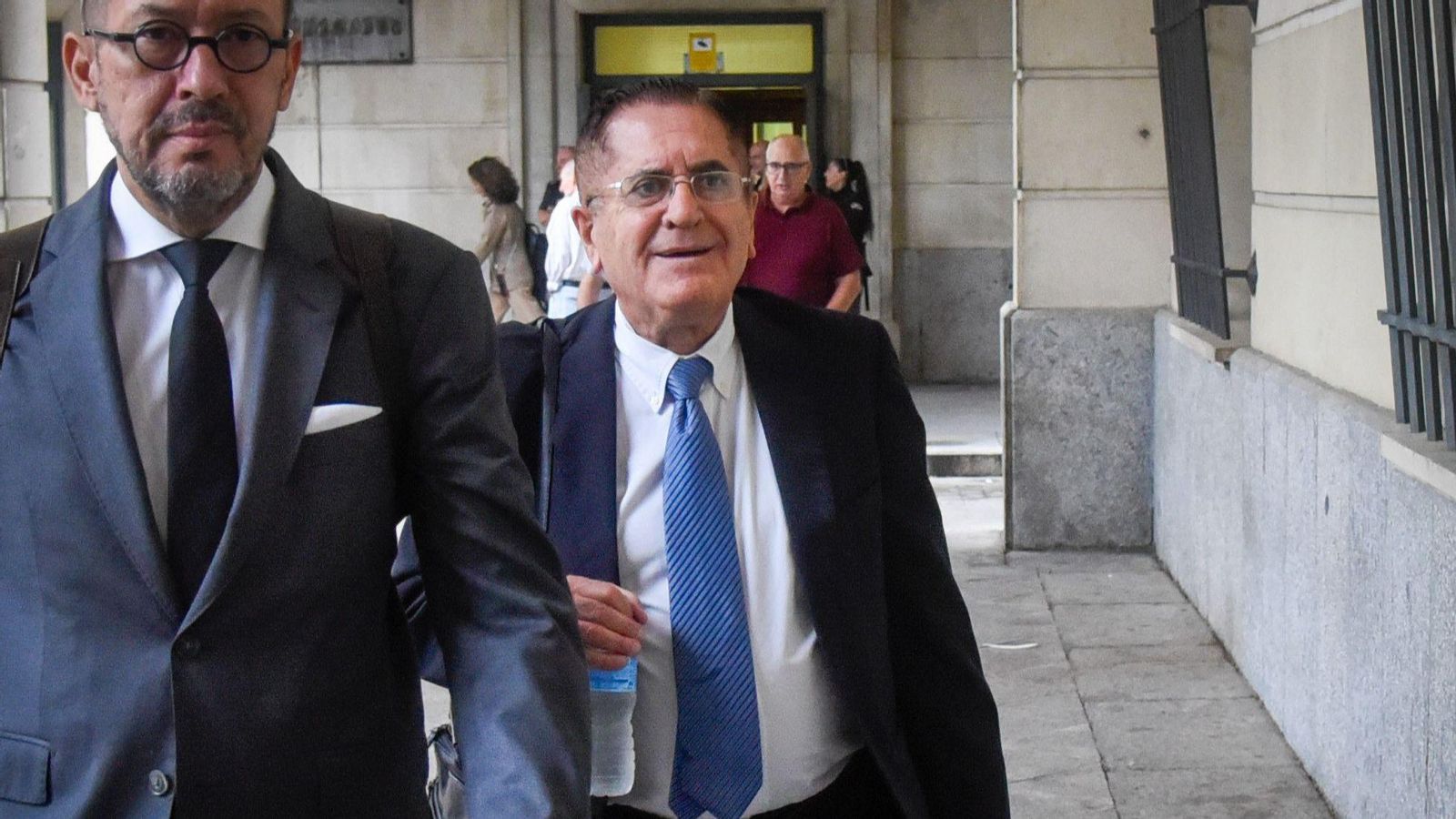 Antonio Torres (a la derecha) llega a la Audiencia de Sevilla junto a su abogado, Pablo Ollero.