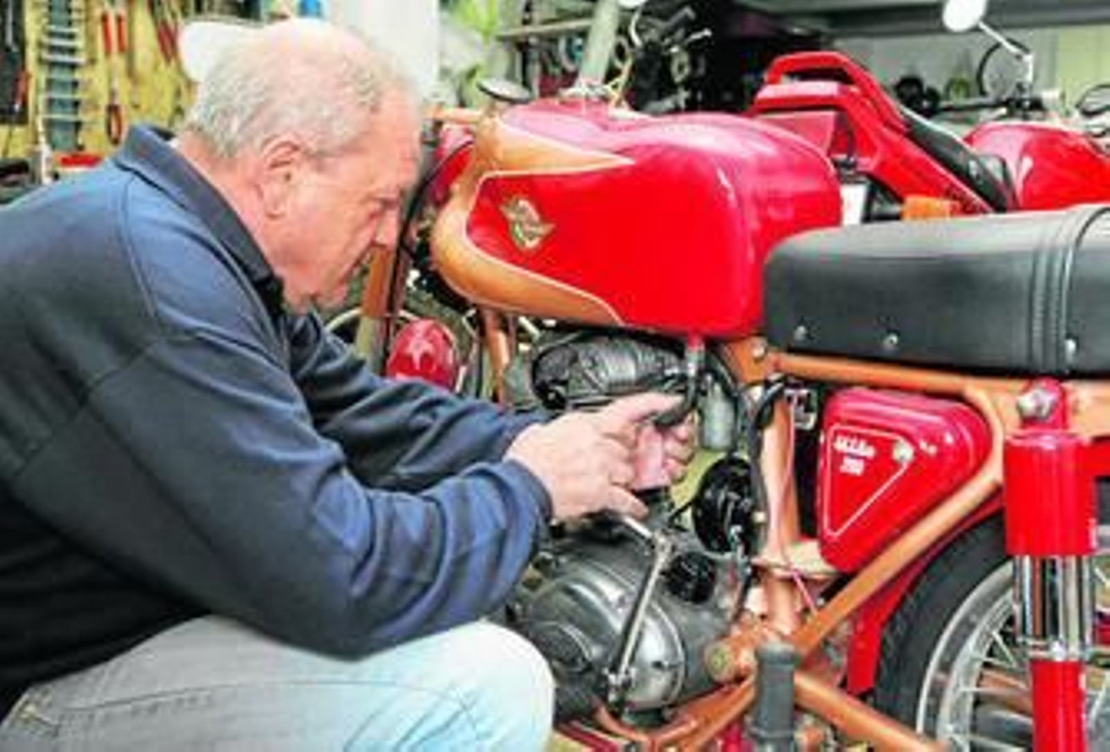 Manos de oro para devolver la vida y los kilómetros perdidos a las Ducati