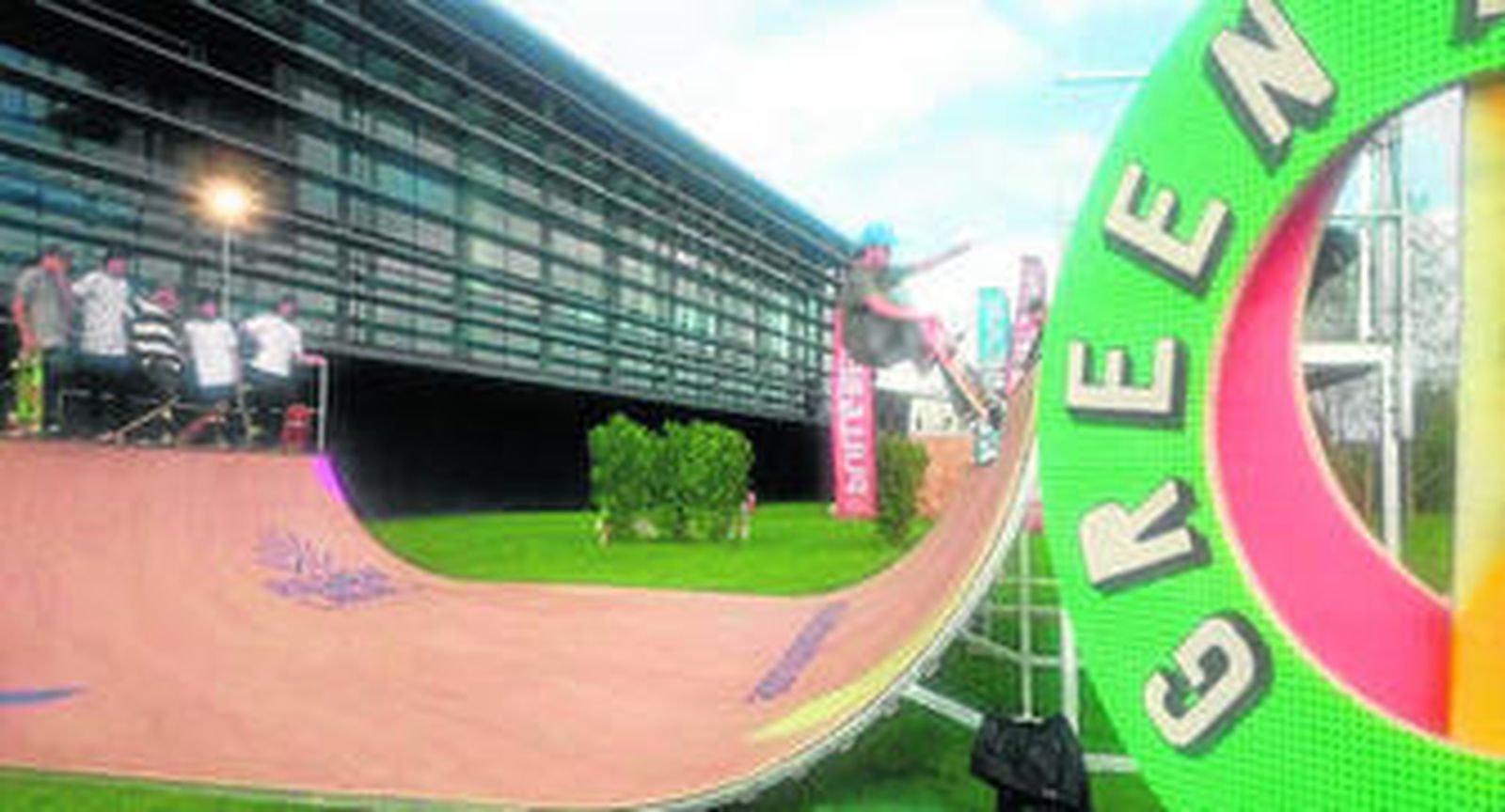 Un skater en la fiesta de Pull&Bear ante la nueva sede ecoeficiente de la firma.