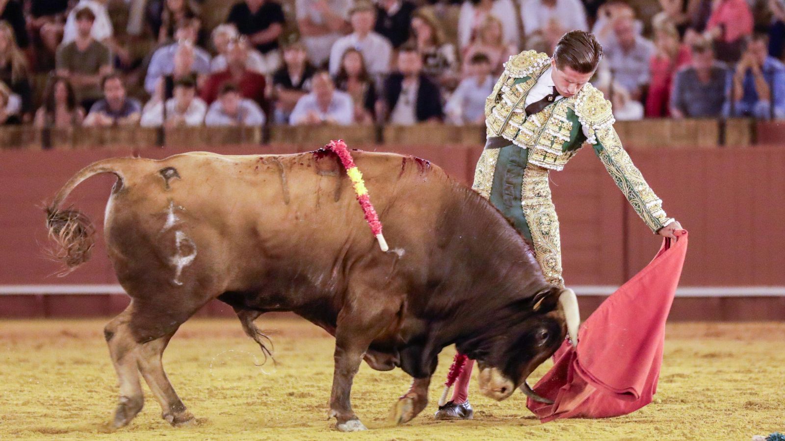 El novillero de Cuenca llegaría a torear así al cuarto ejemplar de la noche.