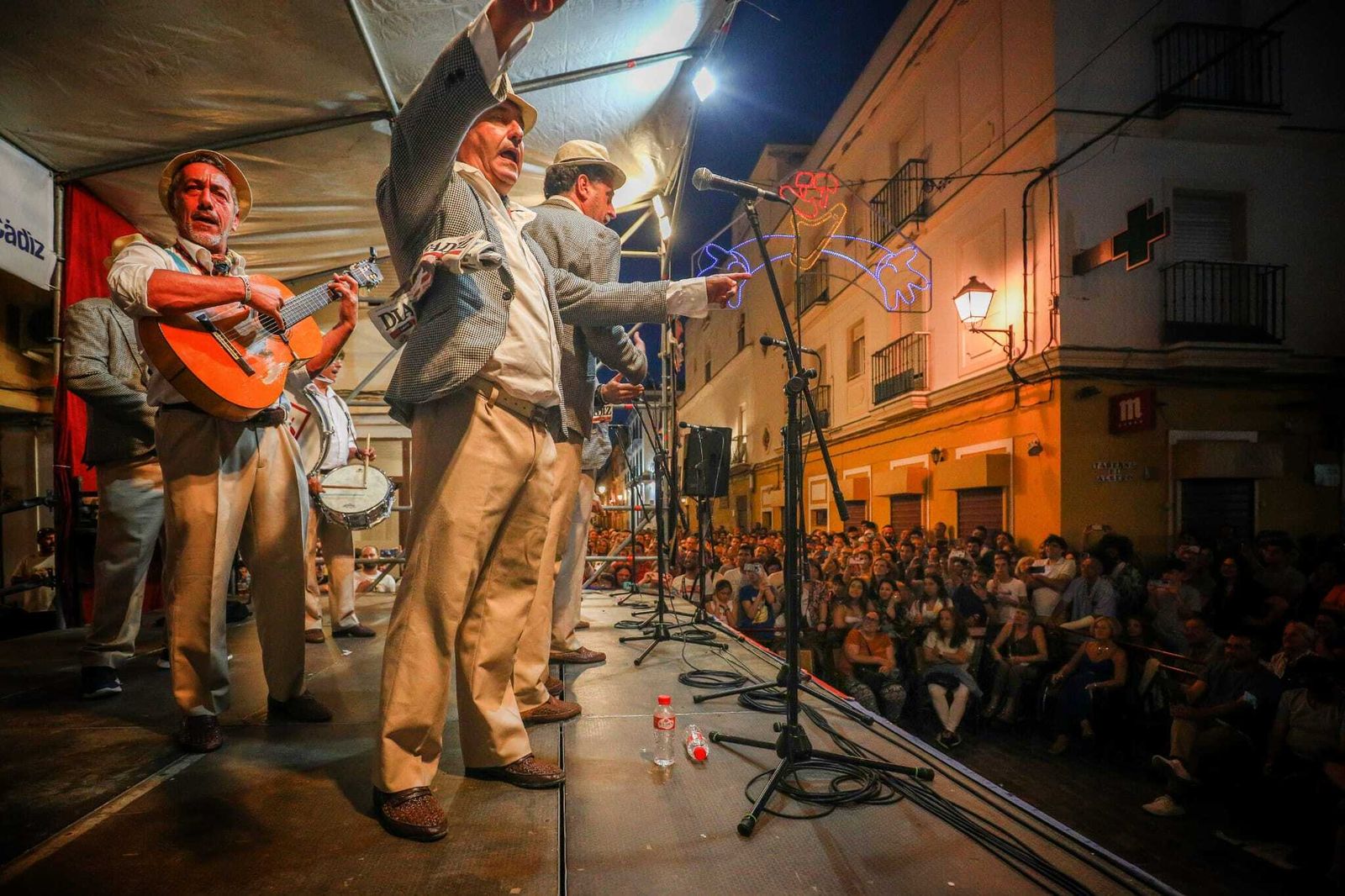 La noche del viernes de Carnaval en Cádiz, en imágenes