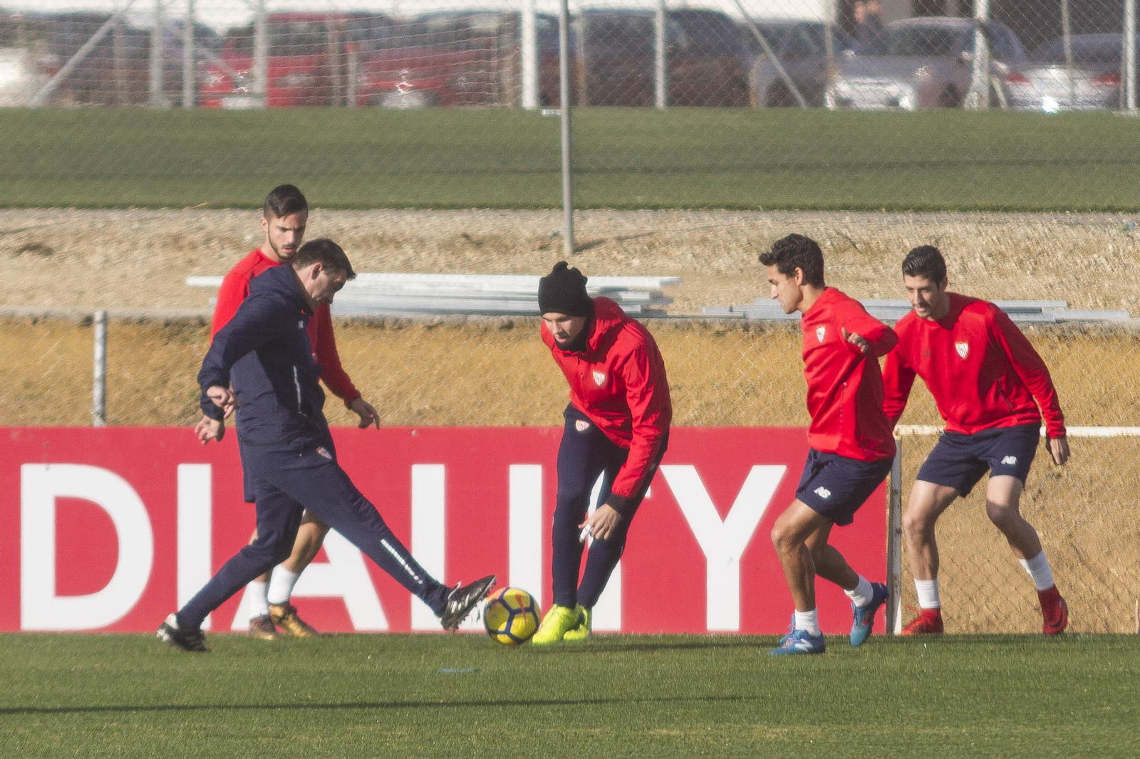 Marcucci junto a varios jugadores en la ciudad deportiva