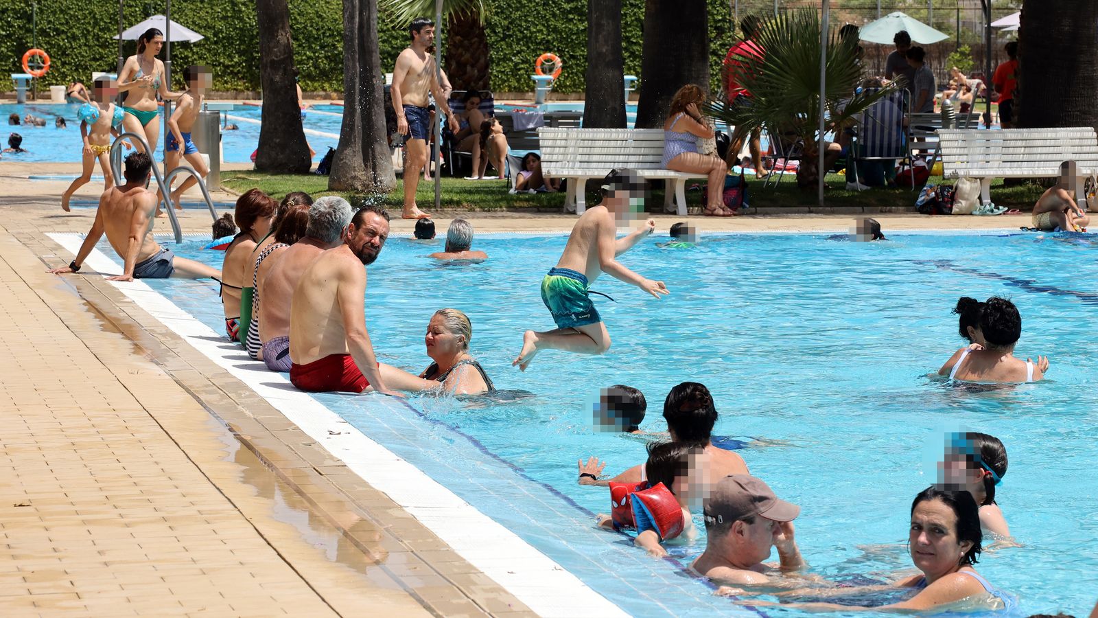 Imágenes del magnífico ambiente en las piscinas del Club Nazaret de Jerez
