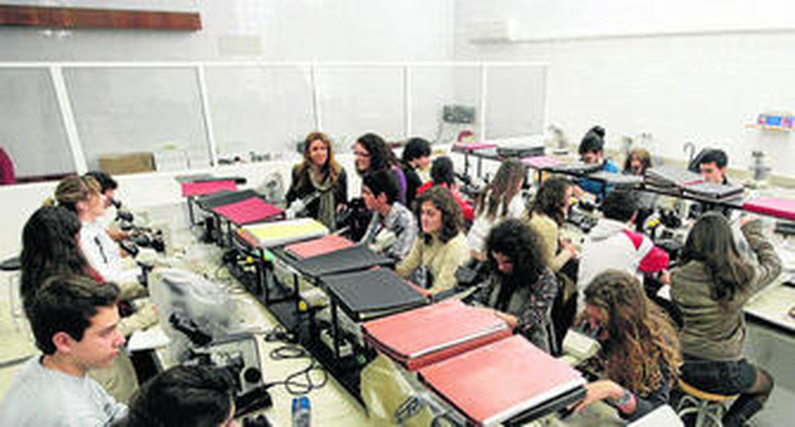 Alumnos de la Facultad de Medicina durante una clase práctica.