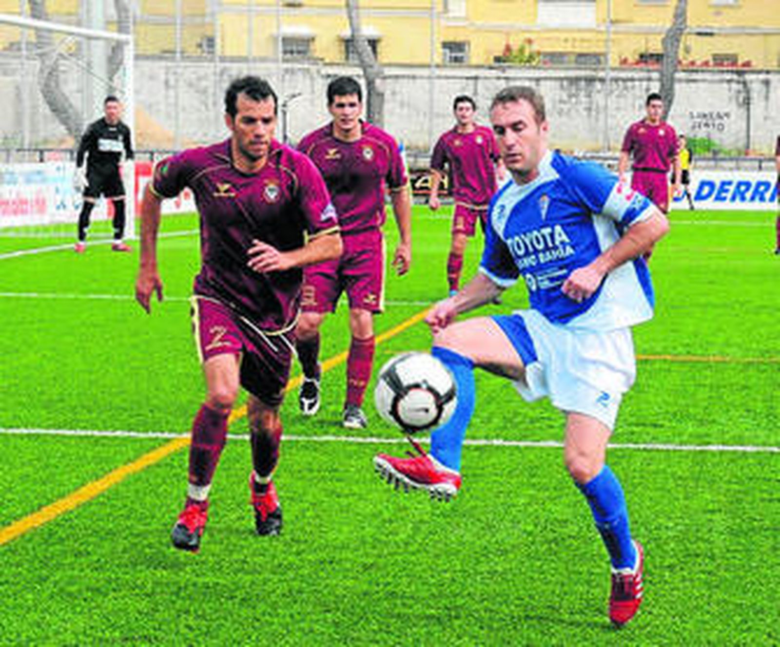 El ex arcense Sotelo, autor del gol isleño, controla el balón rodeado de jugadores del Arcos.