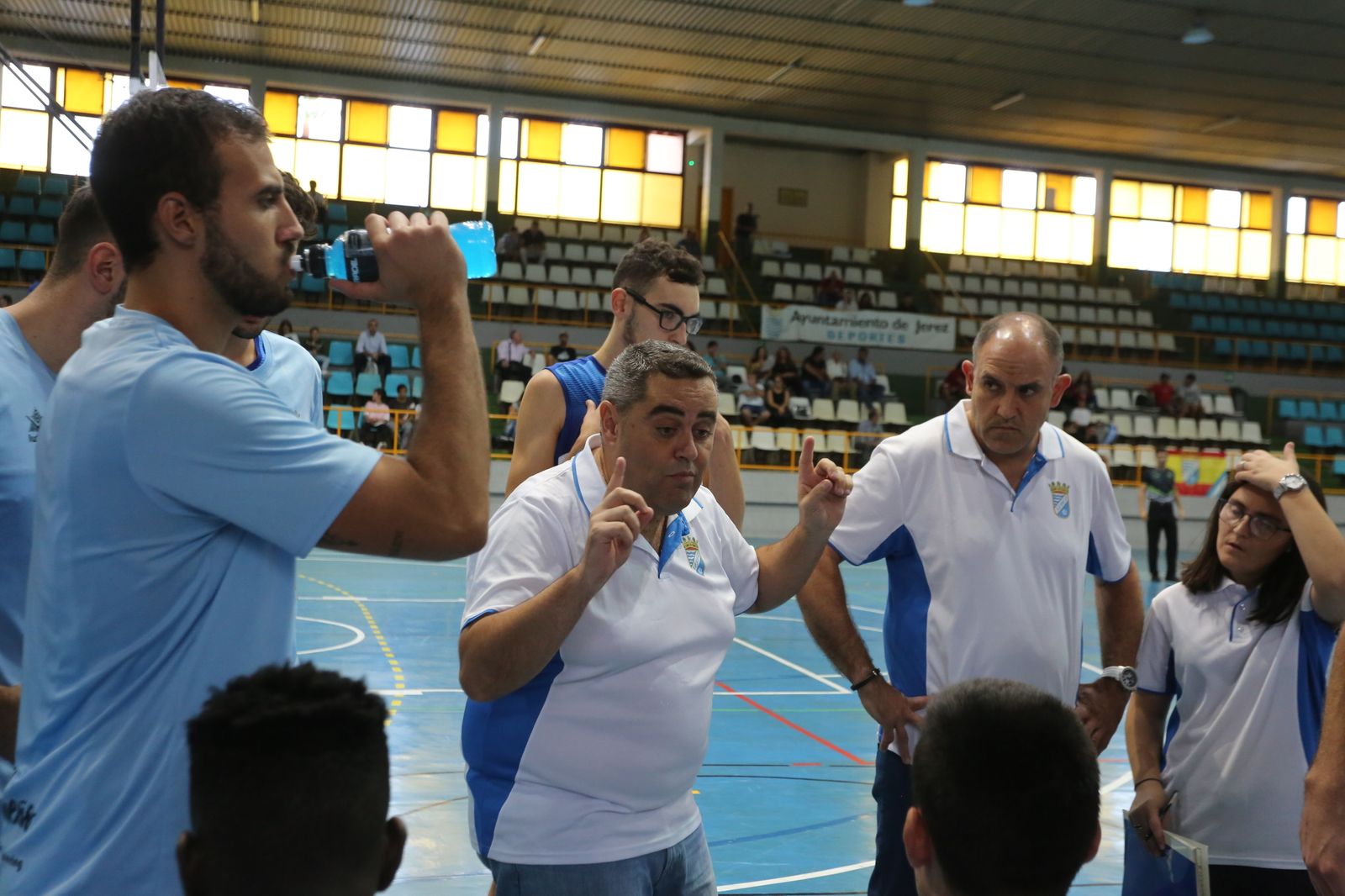 José María Berenguer, entrenador del Baloncesto Xerez CD, en un tiempo muerto.
