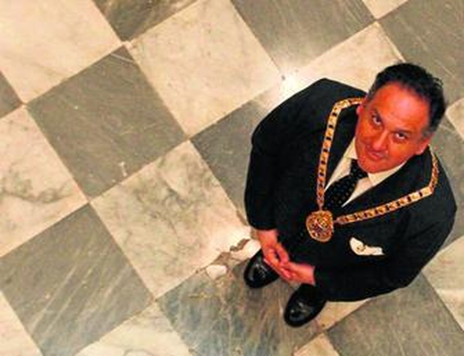 El alcalde de Gibraltar, Anthony Lombard, en el patio de la Casa Consistorial durante la entrevista concedida a este diario.