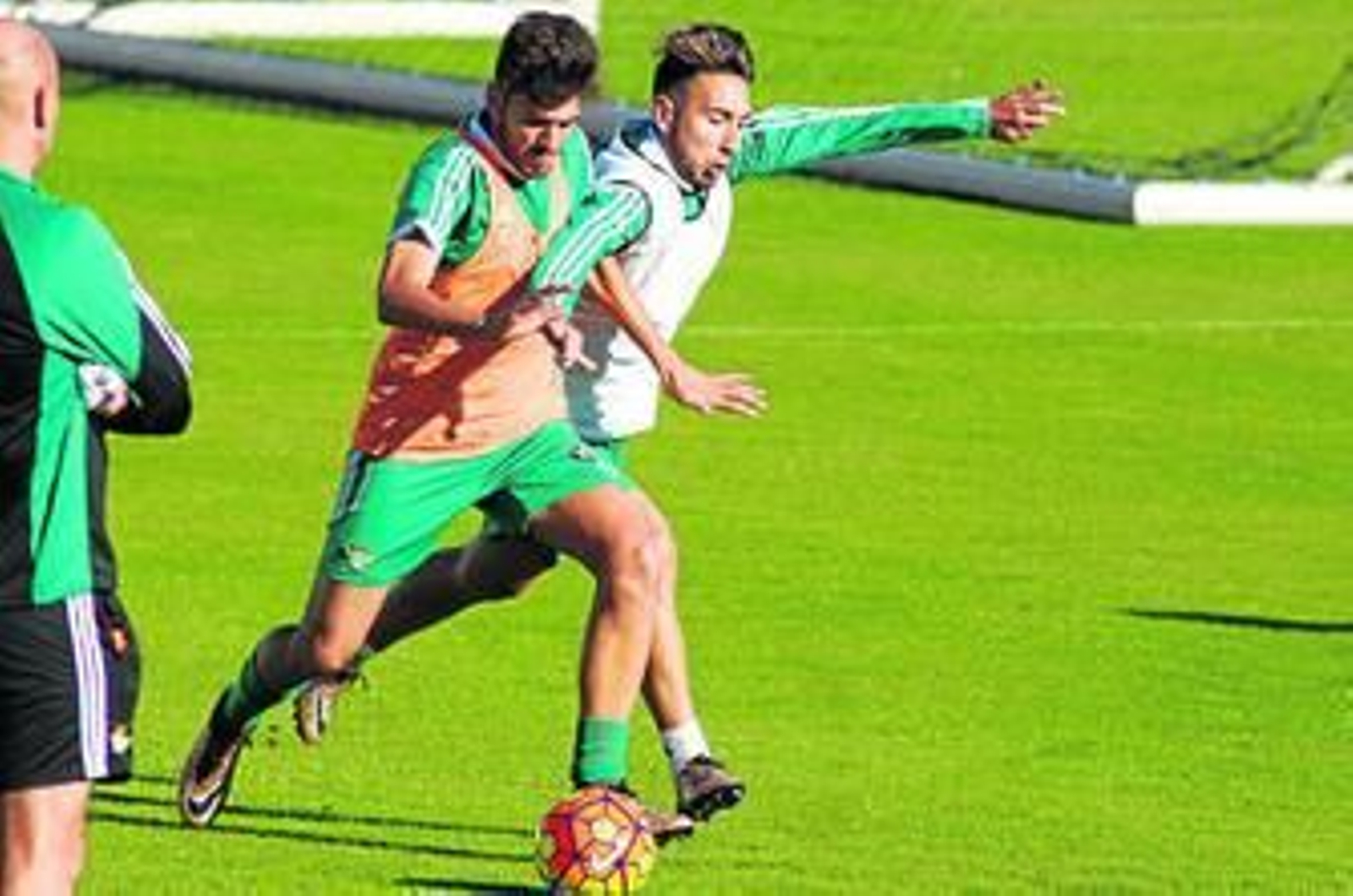 Varela trata de obstaculizar un disparo de Dani Ceballos con Roberto Ríos, ayudante de Pepe Mel, muy atento a la maniobra.