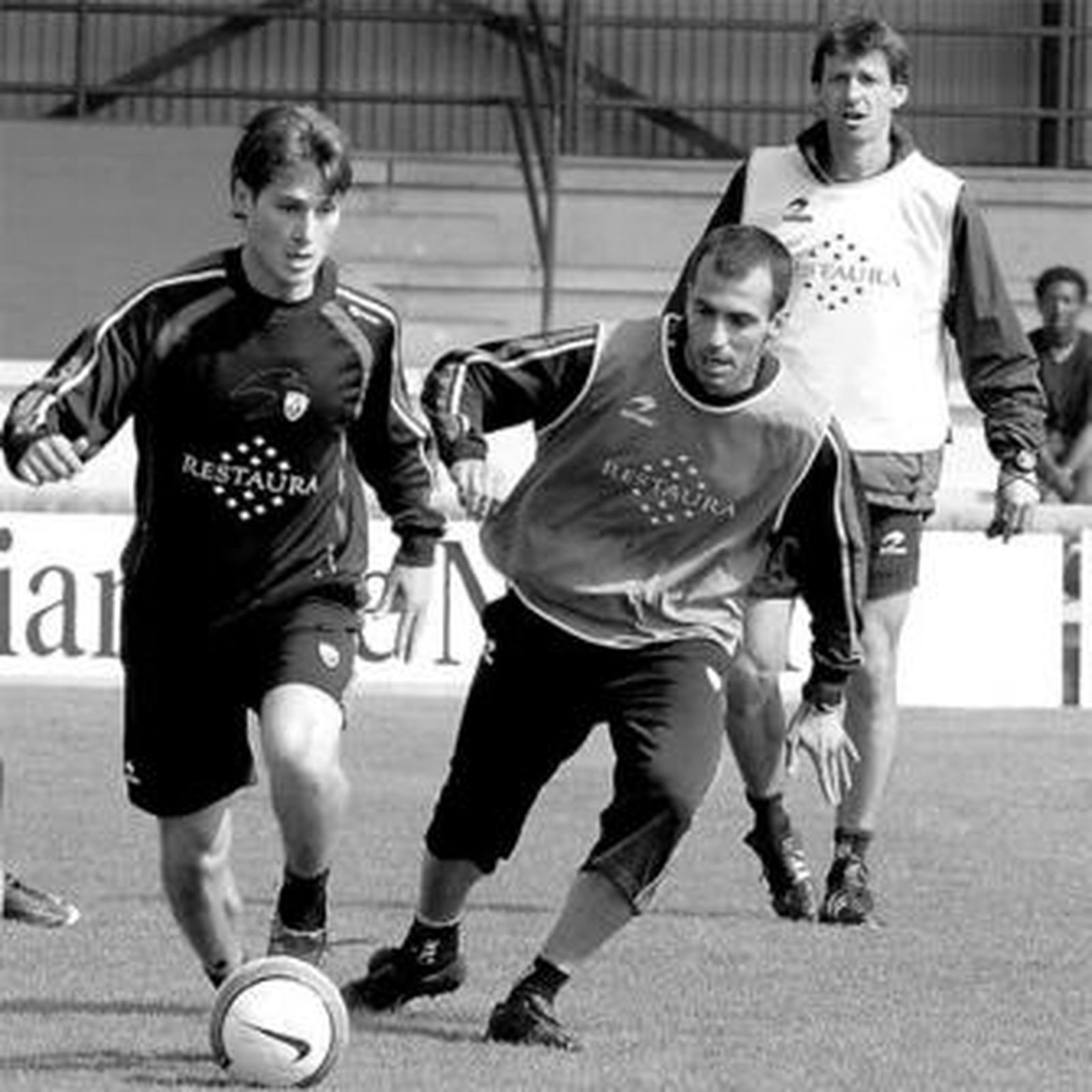 Erice avanza con el balón controlado en un entrenamiento junto a Puñal y bajo la mirada de Ziganda.