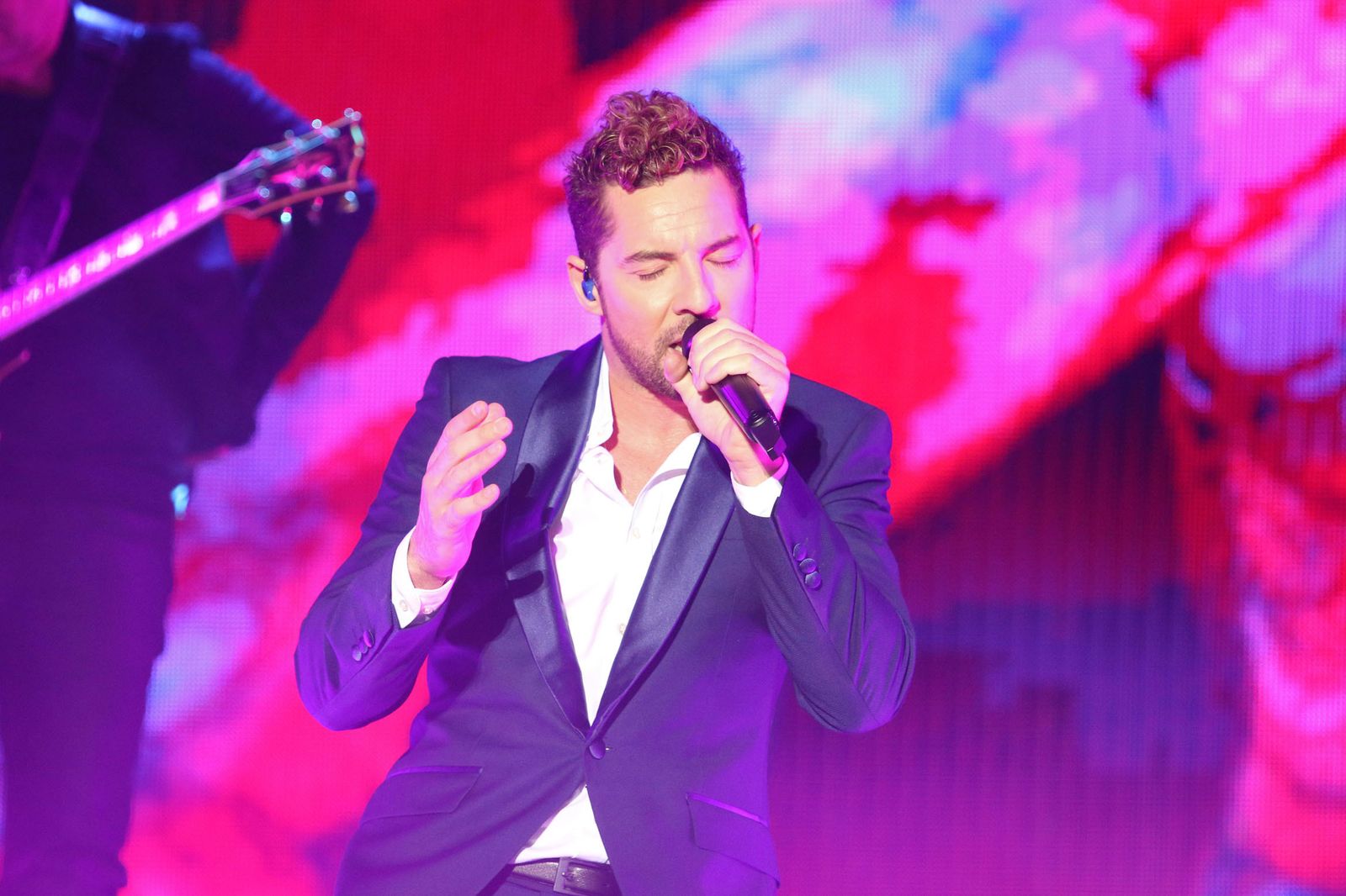David Bisbal llena la plaza de Toros de Roquetas en el arranque de su gira