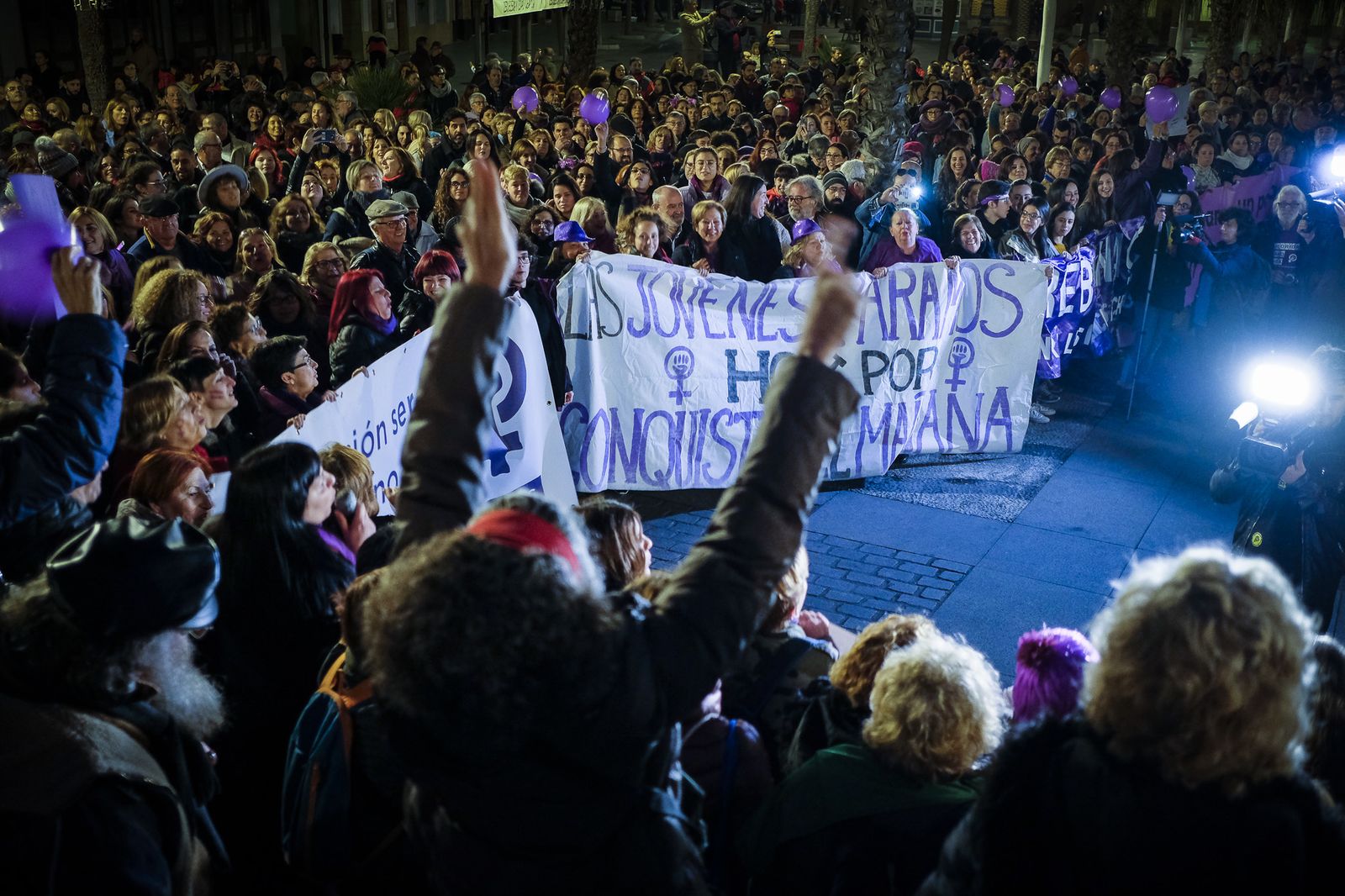 Concentración de colectivos feministas en la plaza de San Juan de Dios de Cádiz bajo el lema 'Ni un paso atrás'