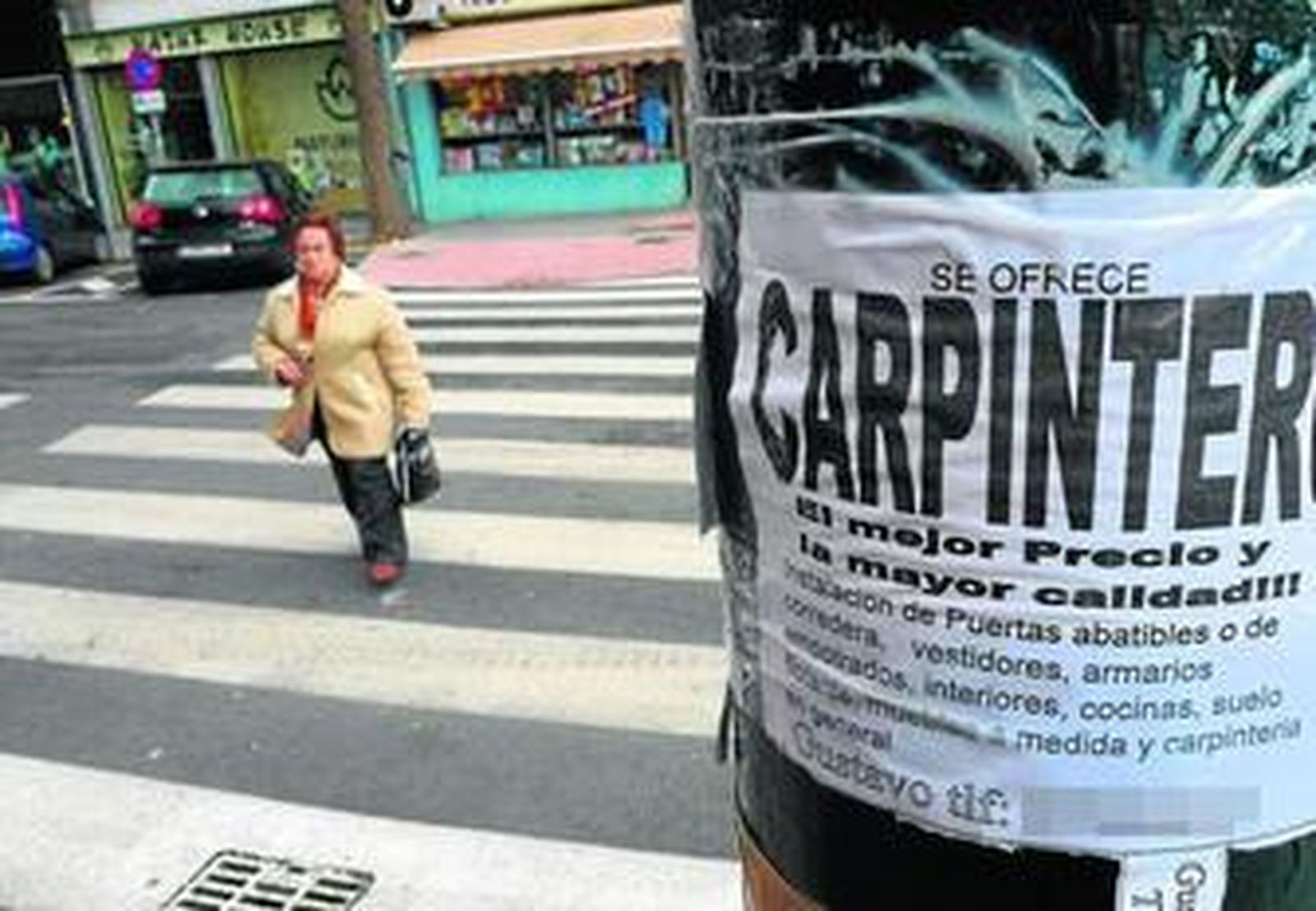 Uno de los anuncios que se encuentran en las farolas de la ciudad.