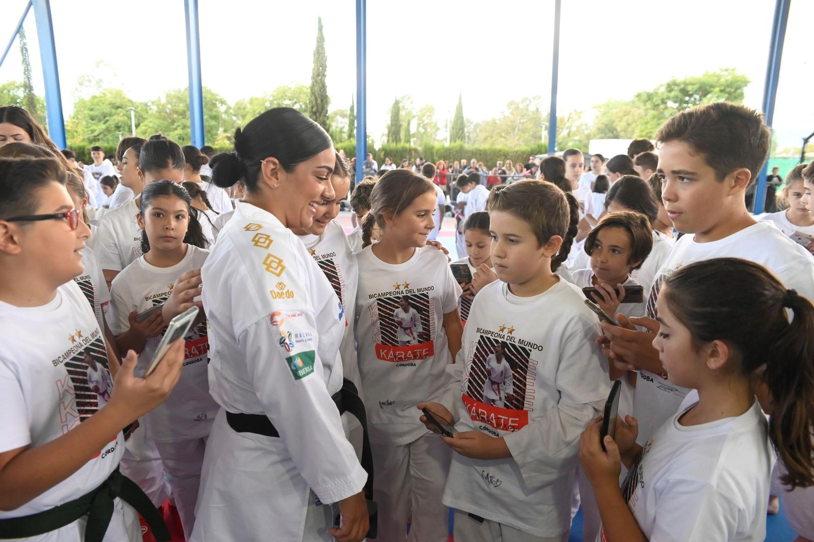 El Equipo Atama disfruta en Córdoba de la maestría de María Torres, campeona del mundo de kárate