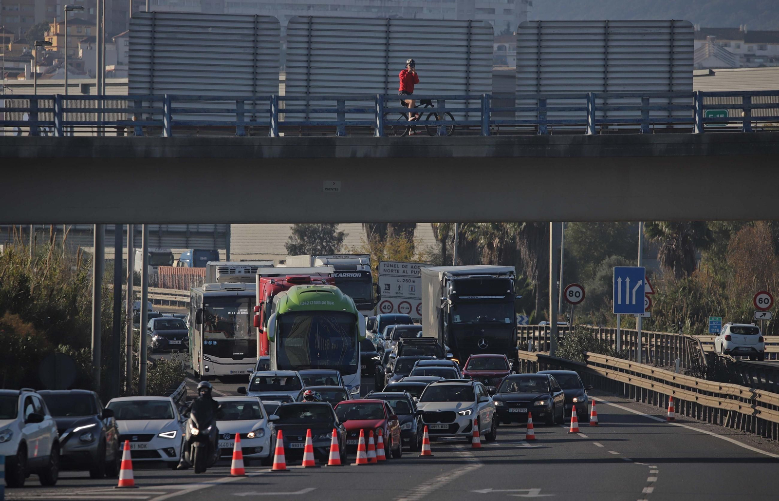 Fotos del camión volcado en la A7 en Los Barrios