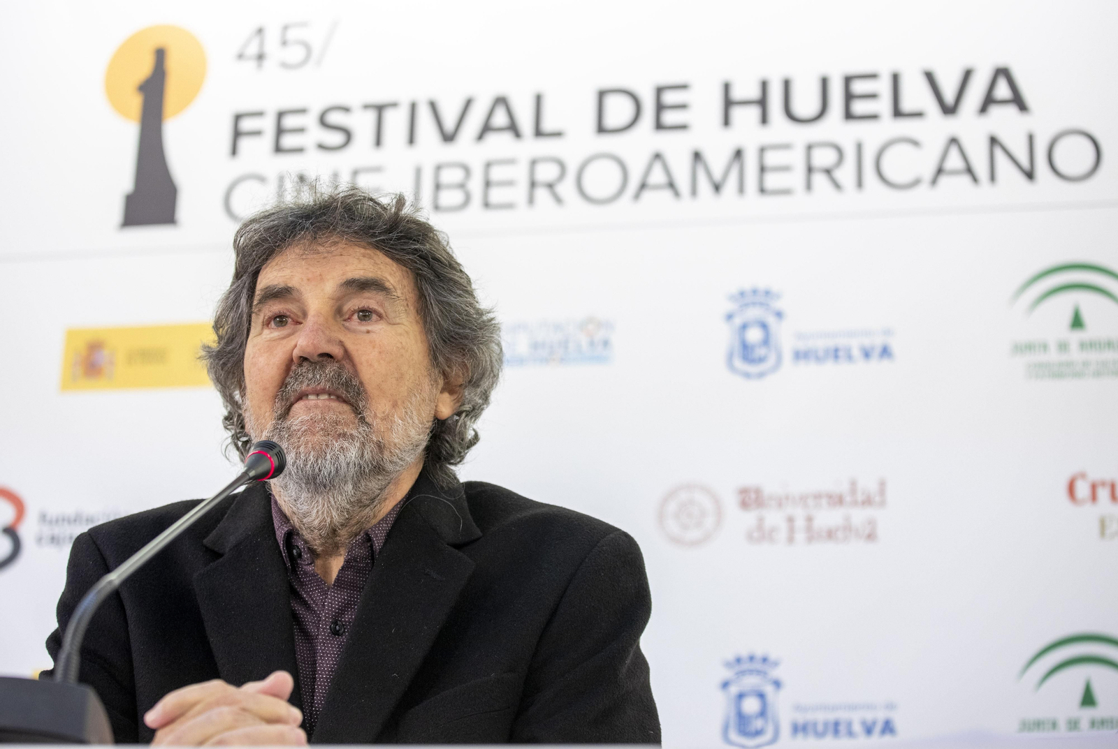 Francisco Lombardi comparece ante los medios.