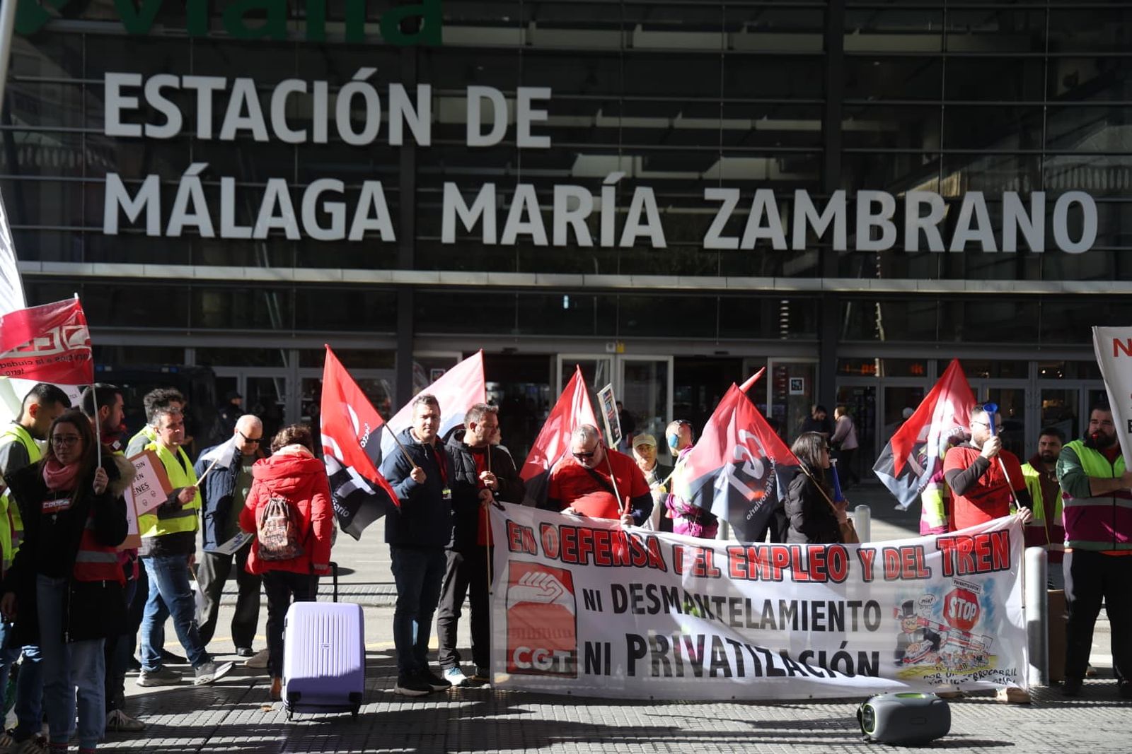 Concentración, este lunes, a las puertas de la estación de trenes María Zambrano de Málaga.