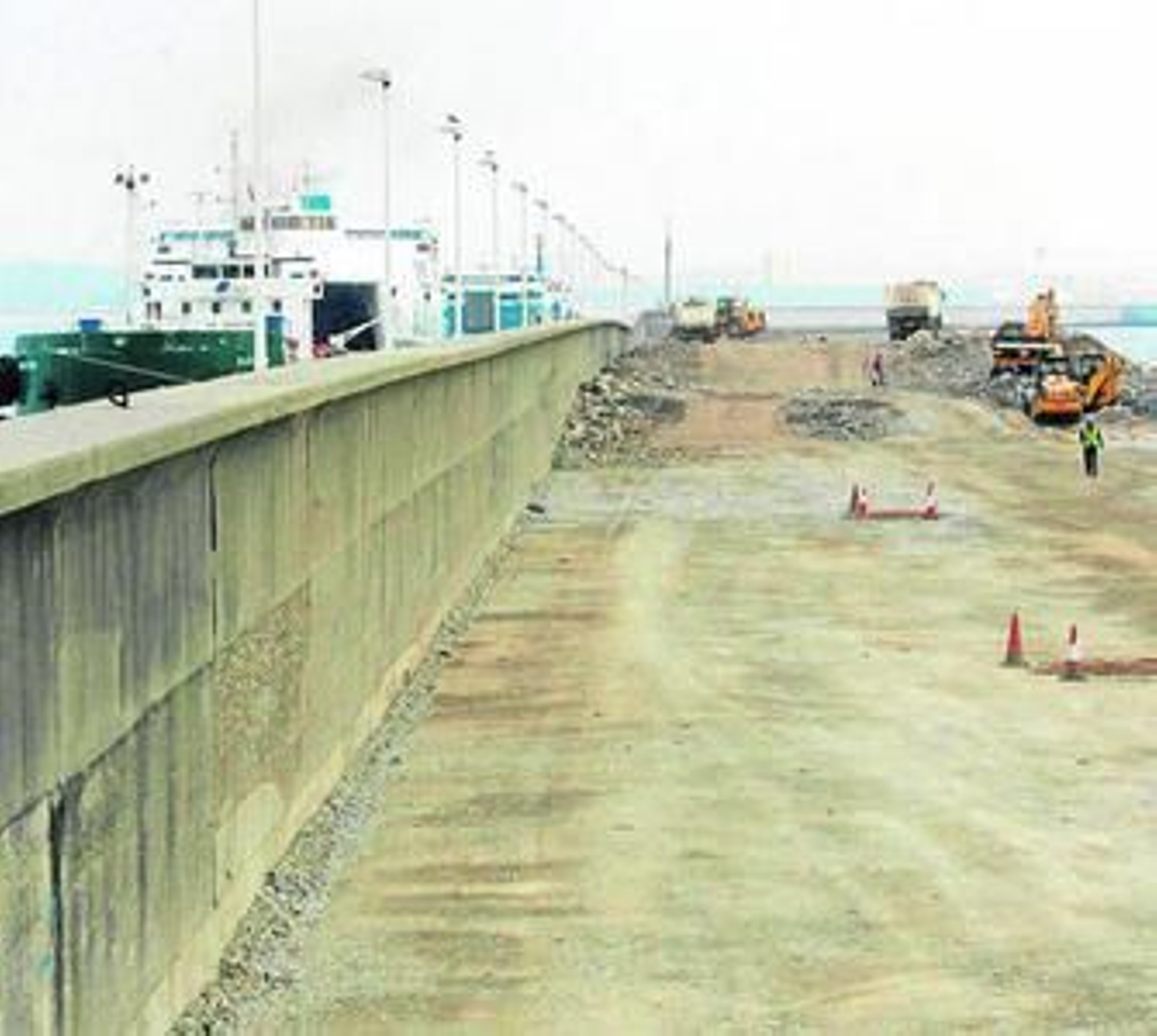 Zona rellenada junto al dique de abrigo, destinada a futuro muelle.