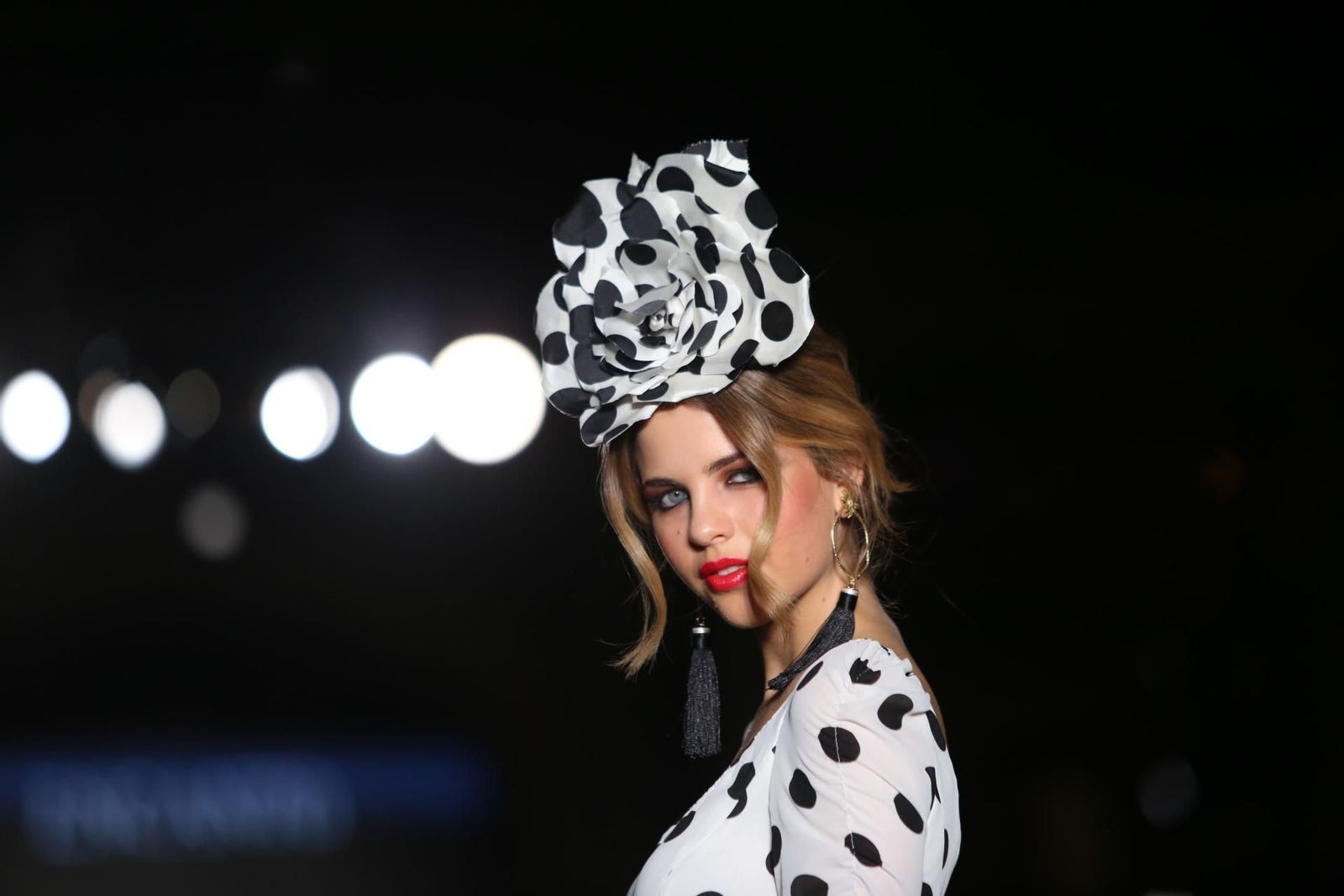 Cómo llevar el traje de flamenca blanco y negro esta temporada