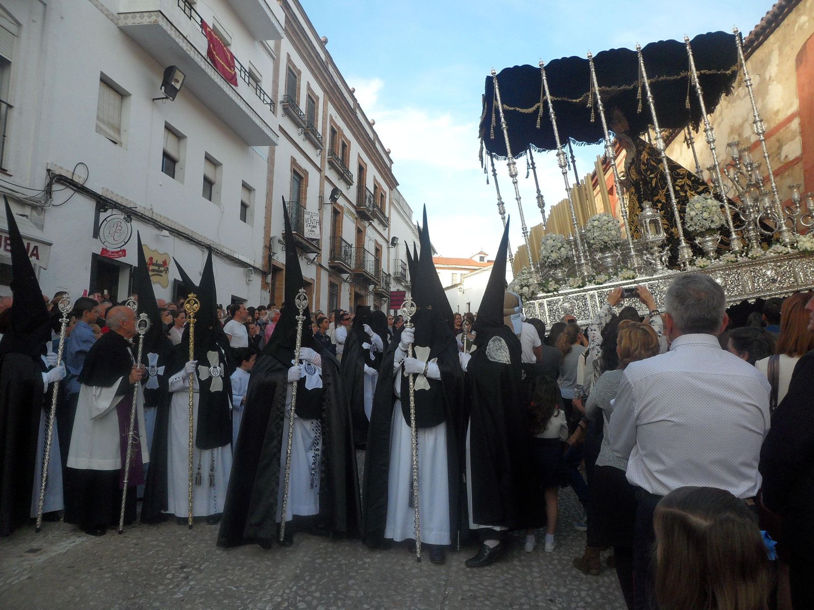 La Hermandad de la Soledad sale a la calle el Sábado Santo.