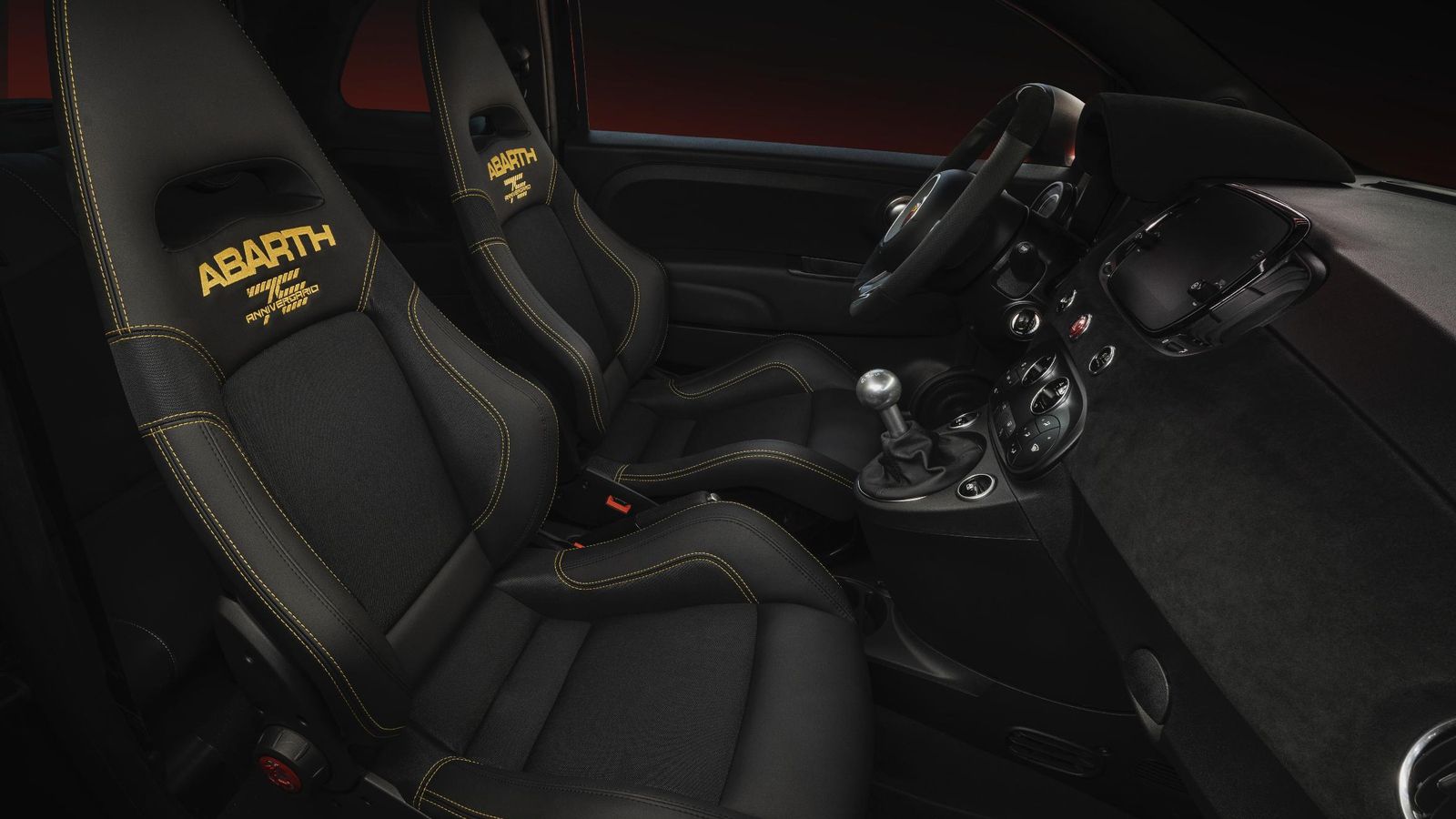 Los bacquets de Salbet también están decorados en consonancia con el resto de este Abarth 695.