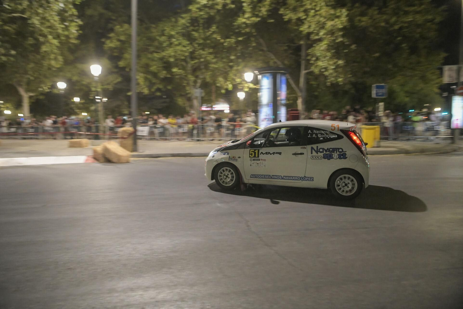 Ruedas 'quemadas' y mucho asfalto en la exhibición del Rally Ciudad de Granada: las imágenes