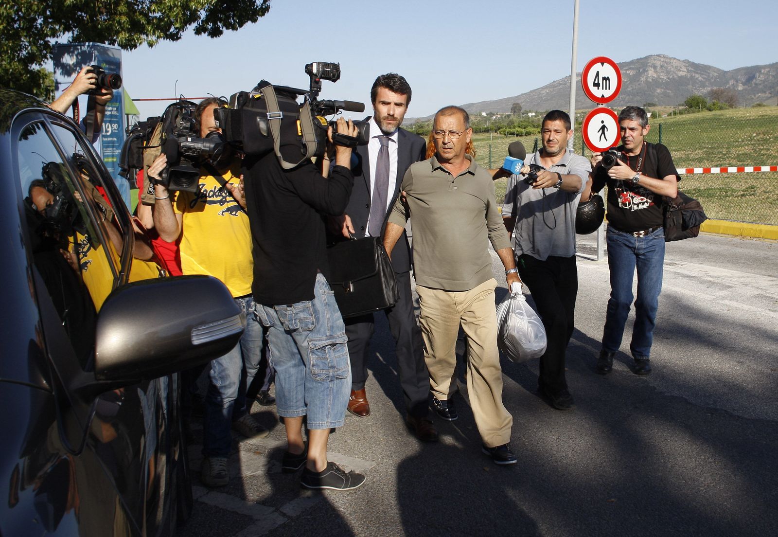 El ex alcalde de Casares en 2012 tras pagar la fianza y salir de prisión.