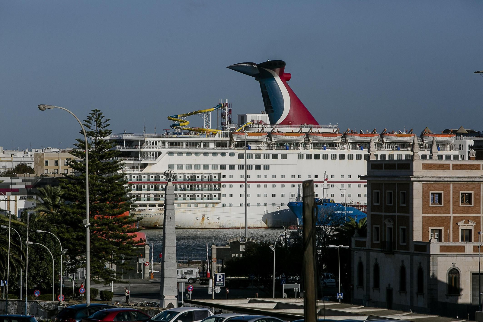 El ‘Carnival Fascination’ abandonó su fondeo y ha vuelto a Cádiz, donde permanecerá un par de días, para repostar.