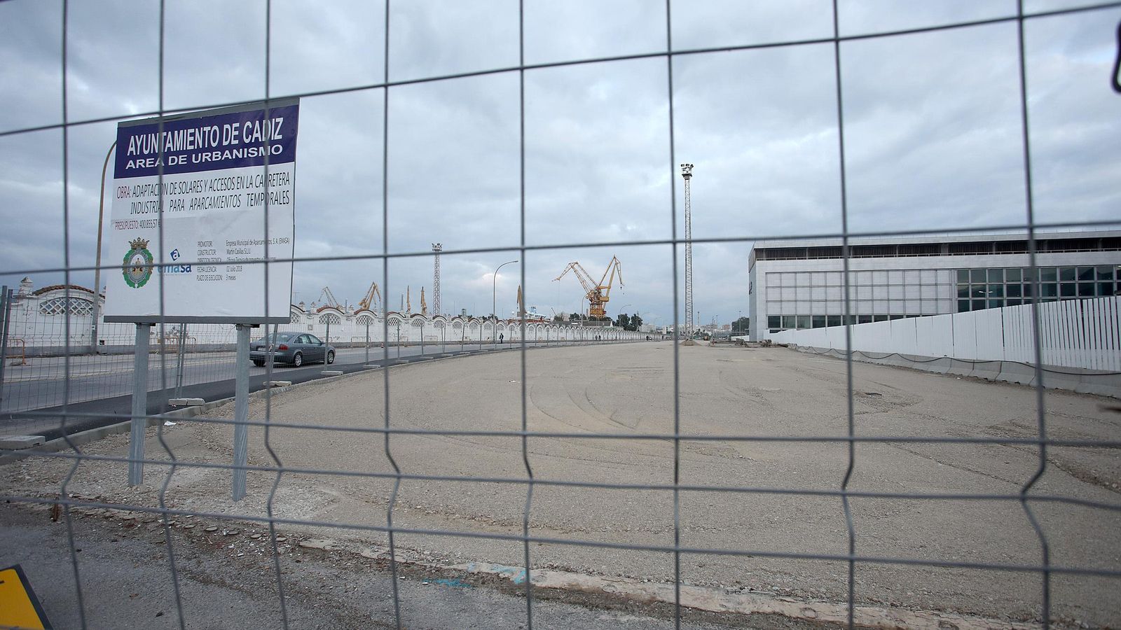 Una parte de la avenida tiene hoy un uso provisional de aparcamiento.