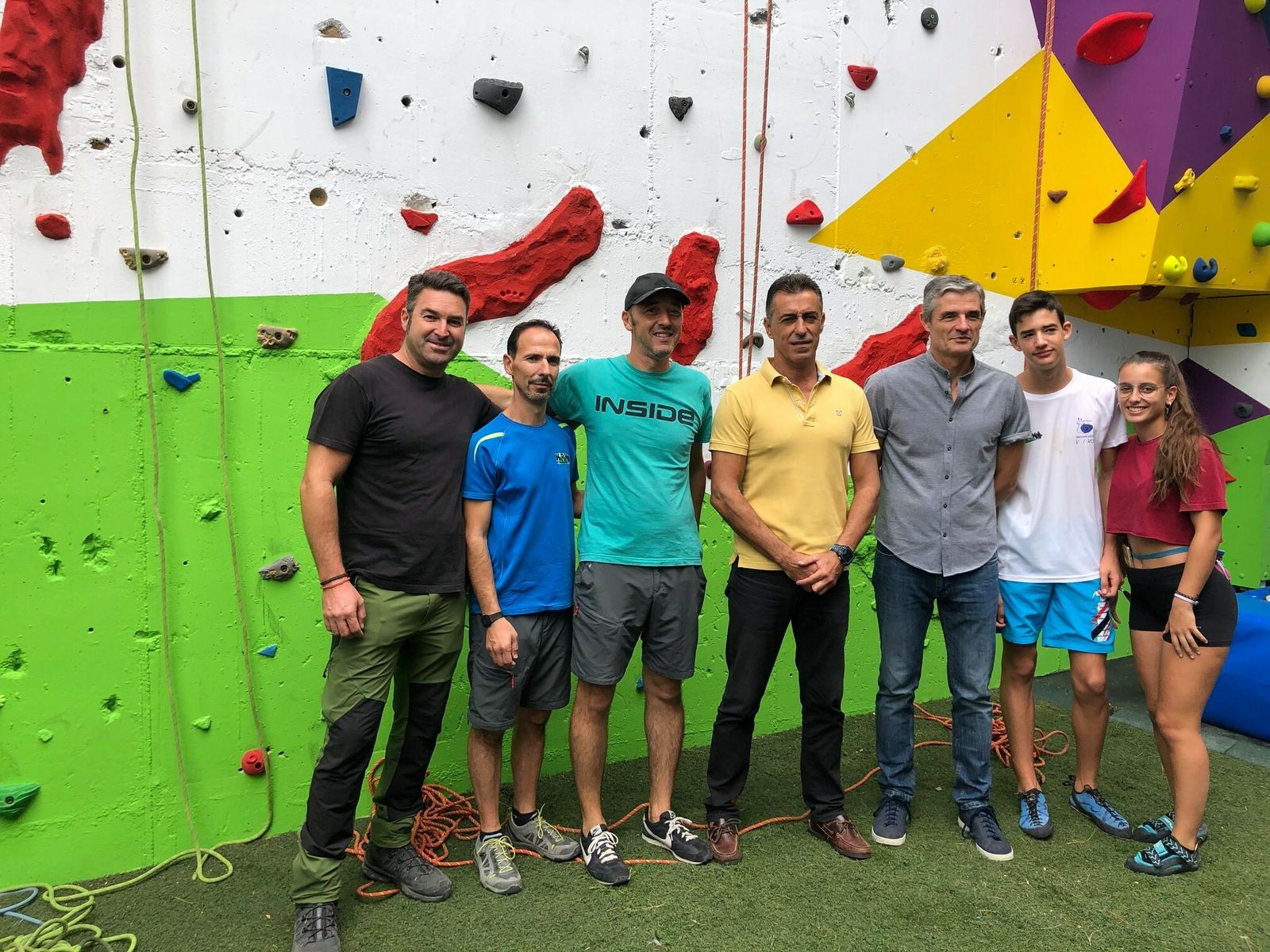 El alcalde y el concejal, junto a miembros del club de montaña Karakol.