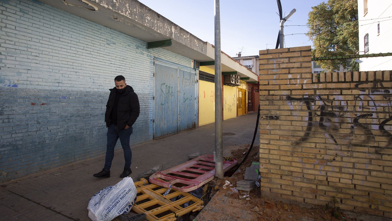 Agujero en el suelo tras una avería eléctrica.