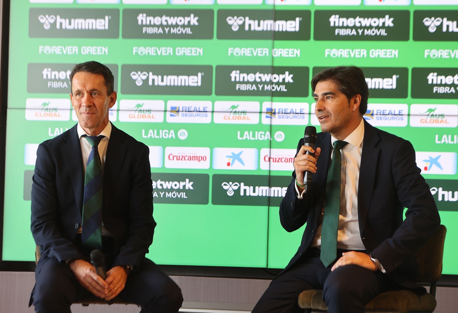 Ramón Planes y Ángel Haro, ayer, en la presentación de Sokratis.