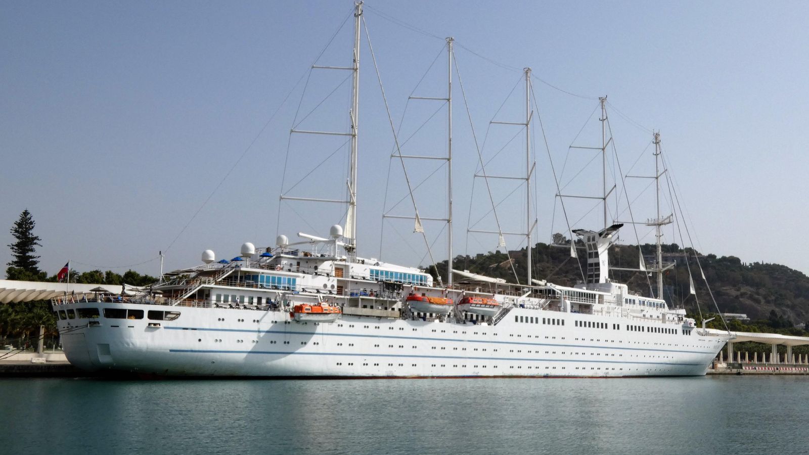 Velero de cinco mástiles ‘Wind Surf’ atracado hace unos días en el muelle número dos.