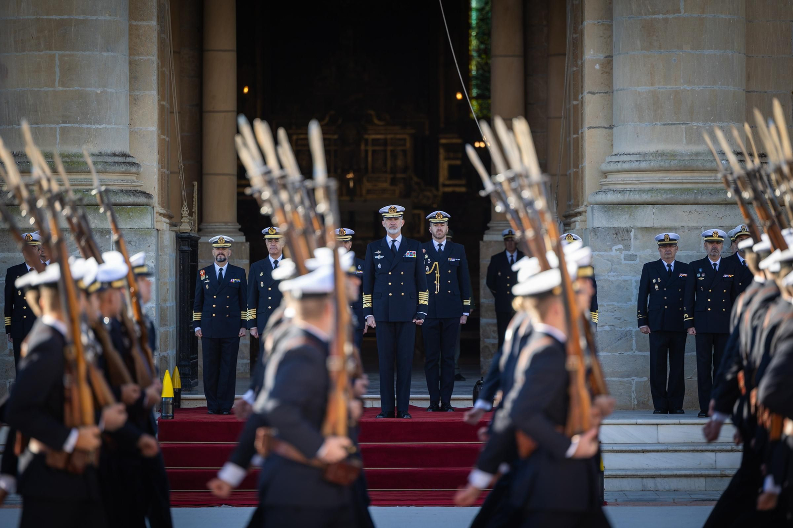 Las imágenes de la visita del Rey Felipe VI a la Escuela de Suboficiales de la Armada en San Fernando