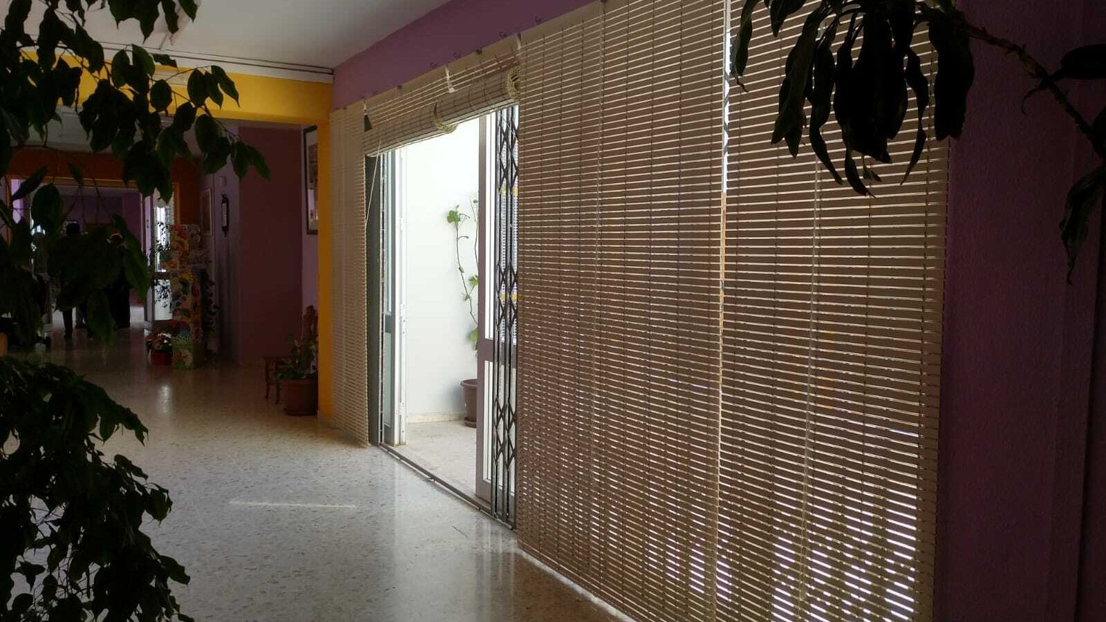 Las persianas que la Mortaja ha donado al centro infantil del Polígono Sur.