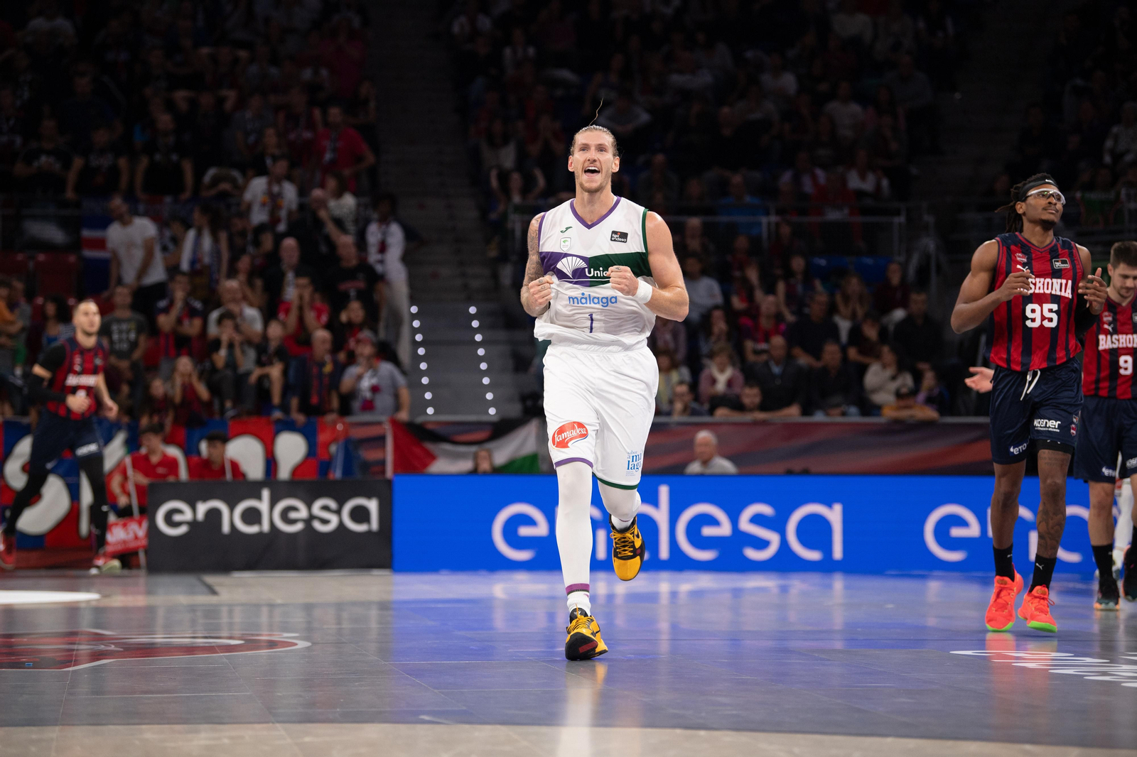 Osetkowski celebra una canasta en Vitoria. Osetkowski celebra una canasta en Vitoria.