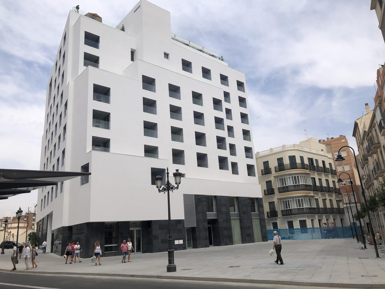 Vista general del hotel de Moneo, este sábado. Tras él, la réplica del edificio de La Mundial.