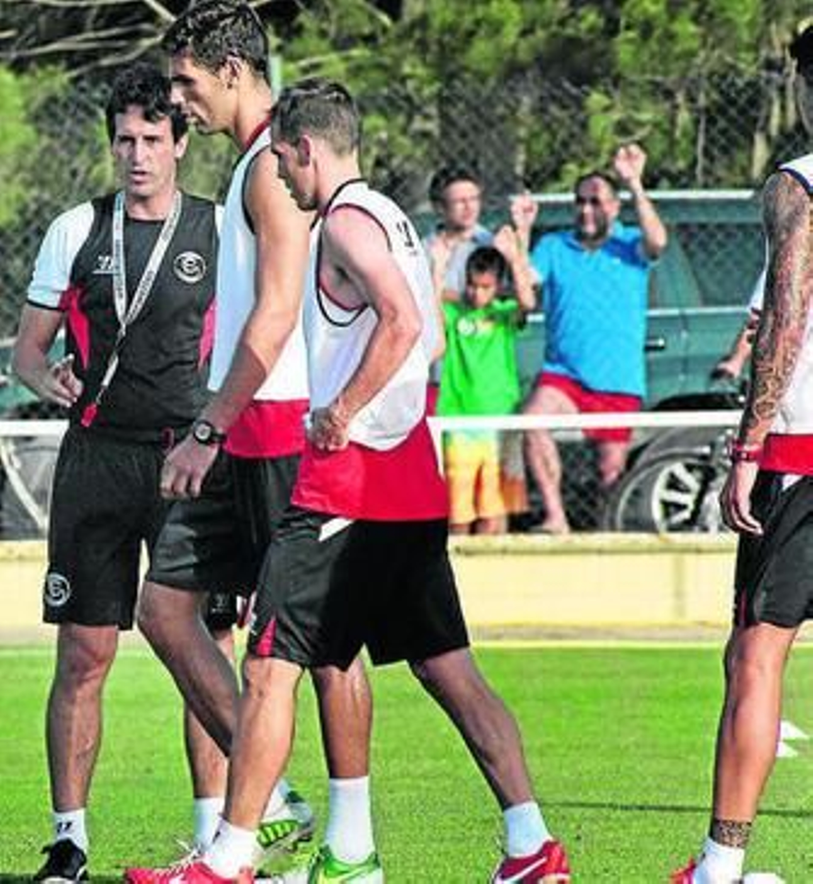 Unai Emery, junto a Fazio y Fernando Navarro en un entrenamiento.