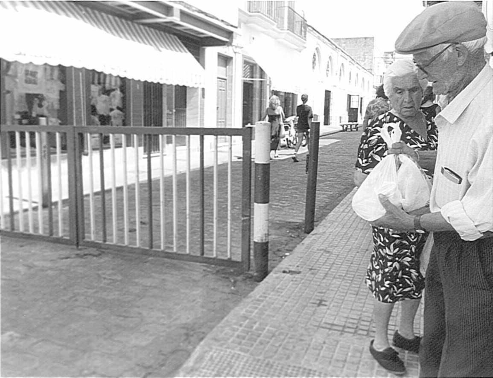 Una valla impide el acceso de vehículos a la zona del Mercado, en 1996