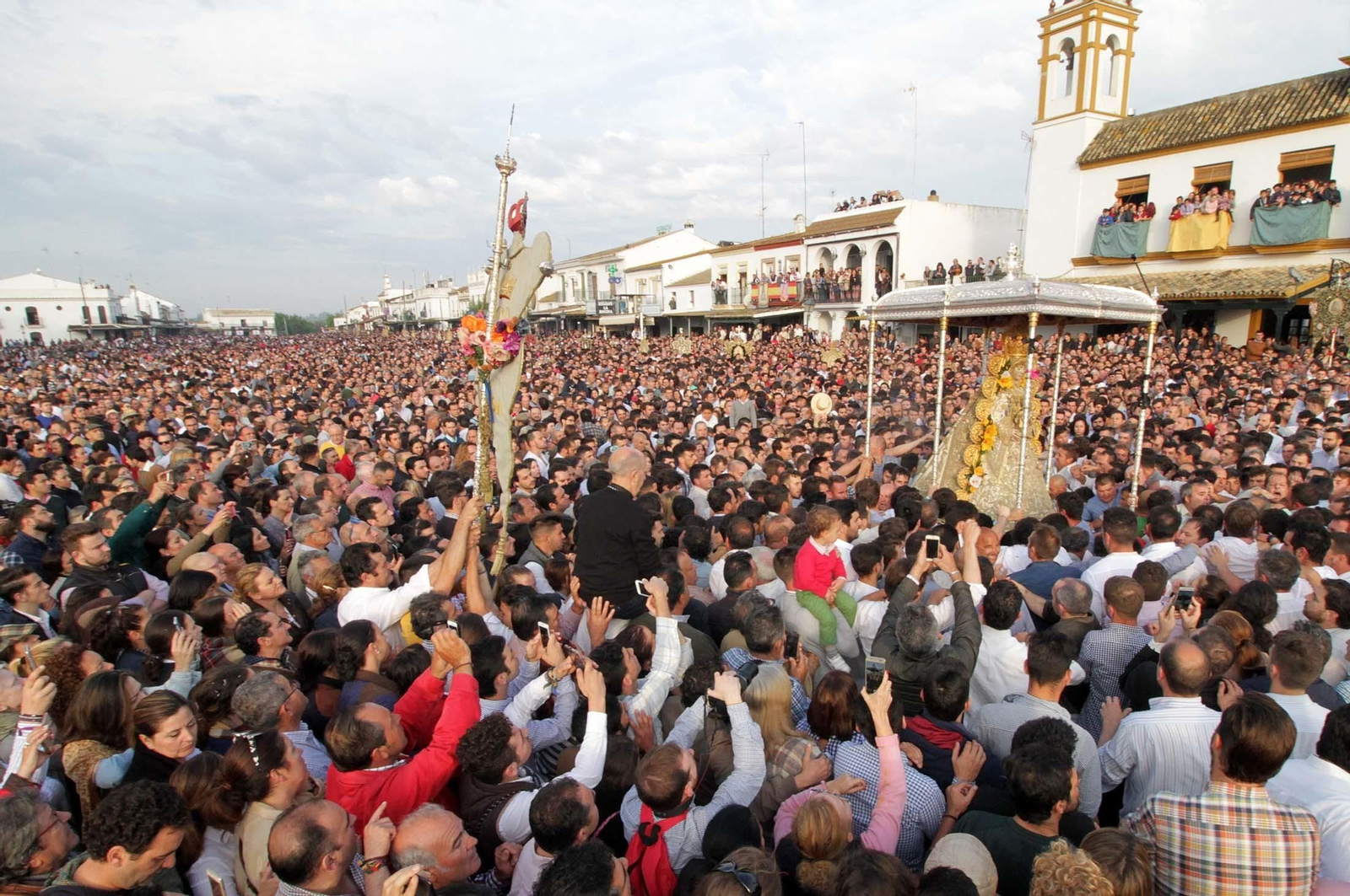Las imágenes de la procesión de la Virgen del Rocío por la aldea en el Lunes de Pentecostés