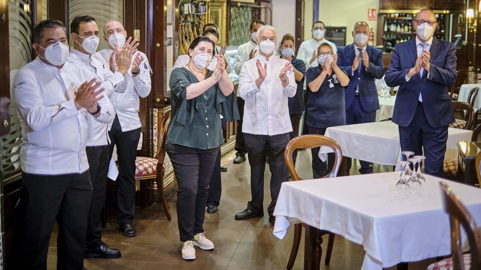 Parte del personal de El Faro, aplauden en la sala justo antes de abrir al público