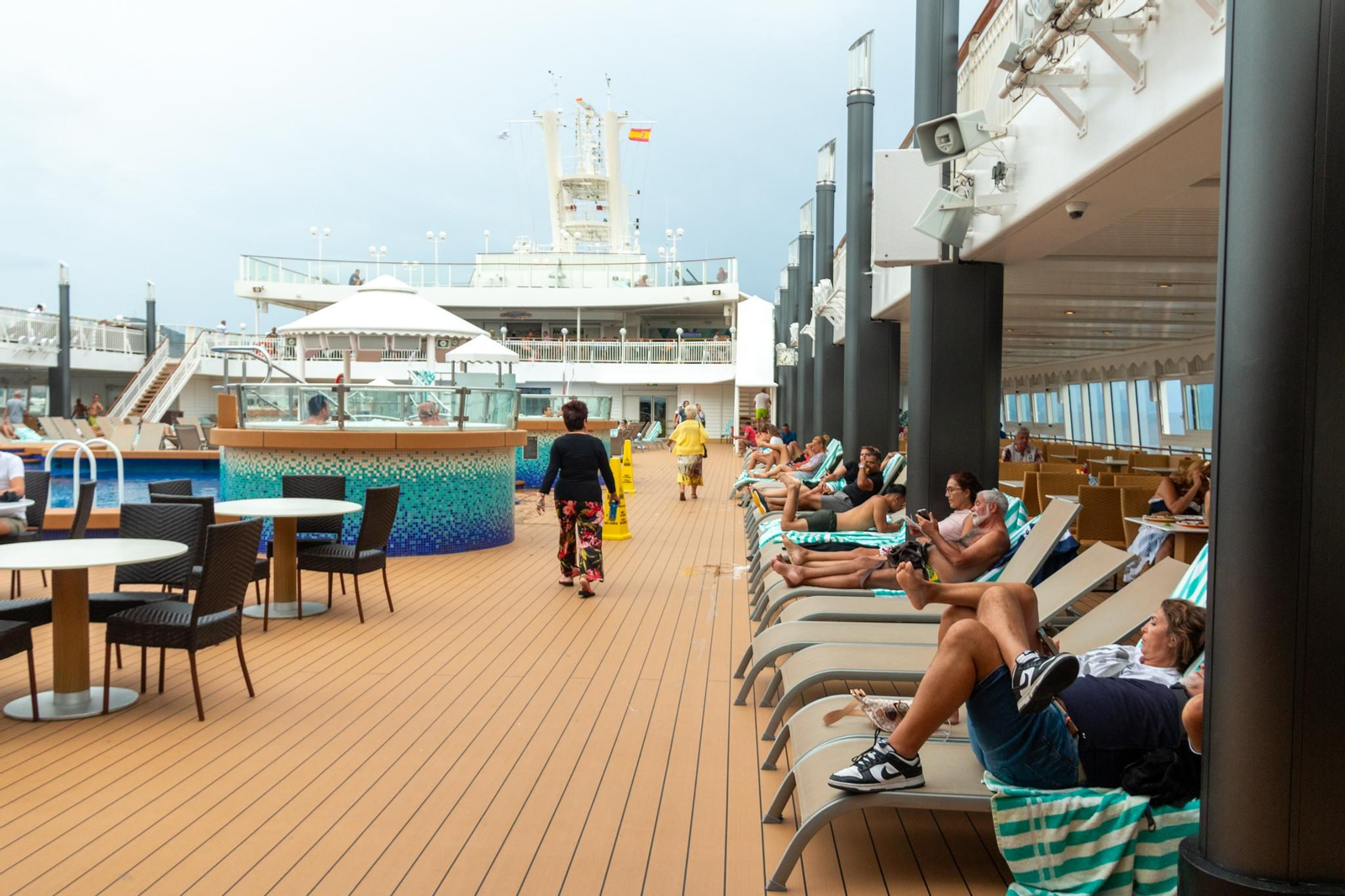 Un barco en el que caben tres campos de fútbol llega al Puerto de Motril